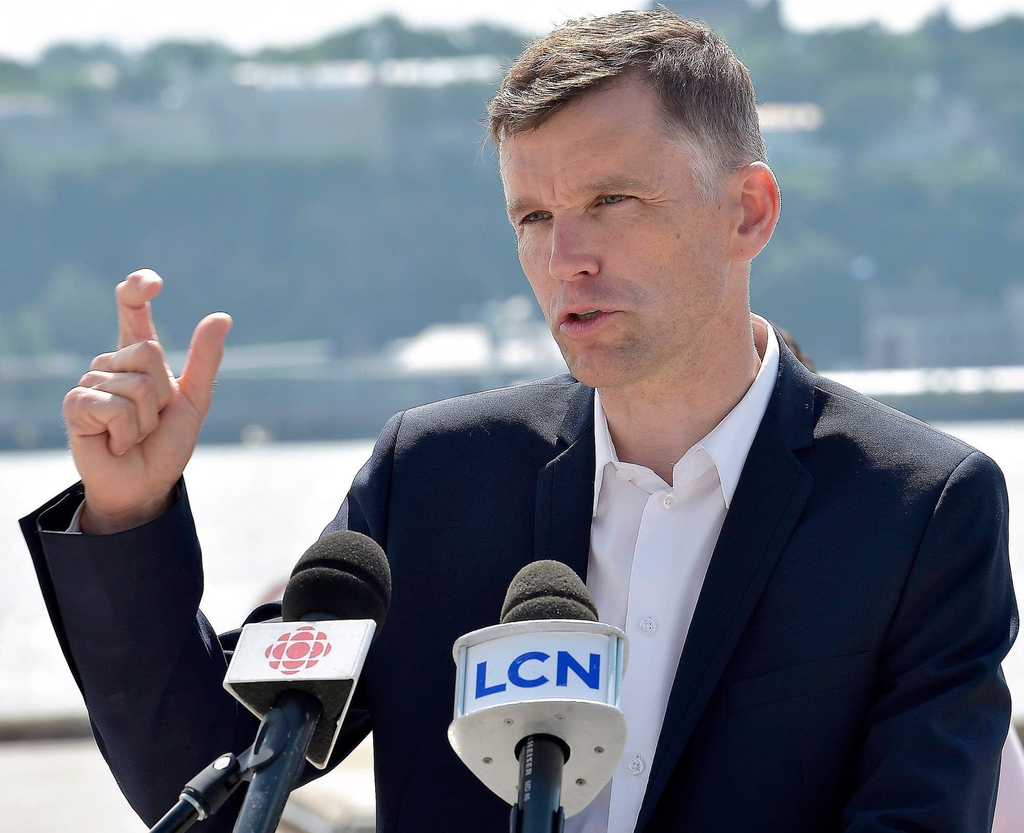 Bruno Marchand a participé à un point de presse mardi à la place des Canotiers. Il se situe troisième dans les intentions de vote.