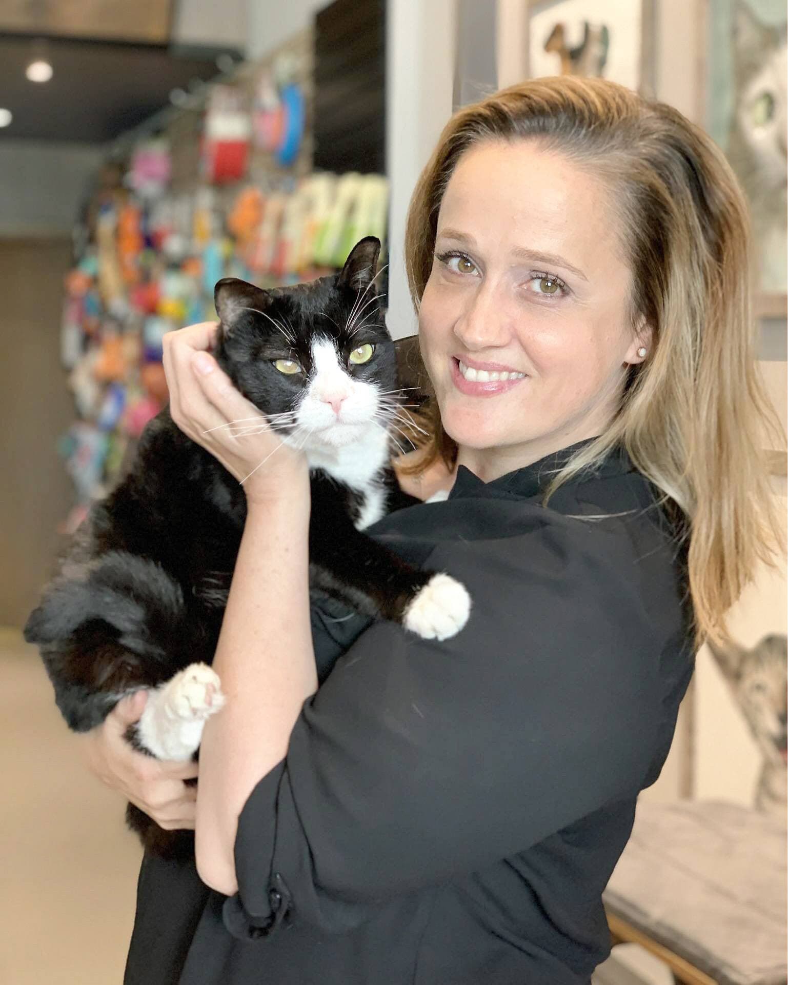 Sensible à la cause des animaux, Catherine-Emmanuelle Laliberté, copropriétaire d’Elliott & Lily à Lévis, souhaite trouver un foyer pour Salem, 8 ans, qui a un problème particulier à un œil.