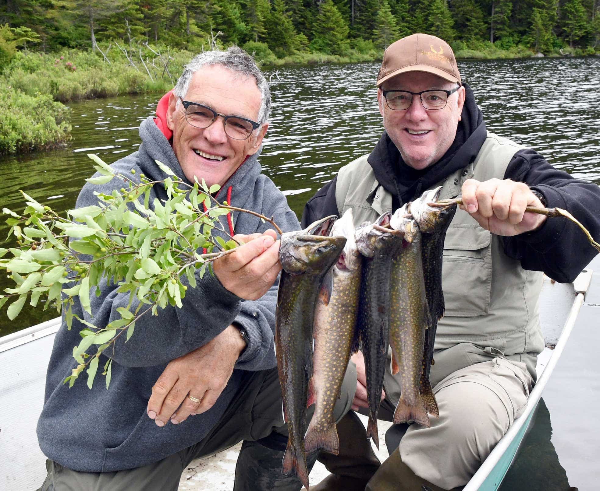 Michel Simard, à gauche, et Gilles Dubois ont pu profiter de la générosité des lacs de la réserve de Portneuf.
