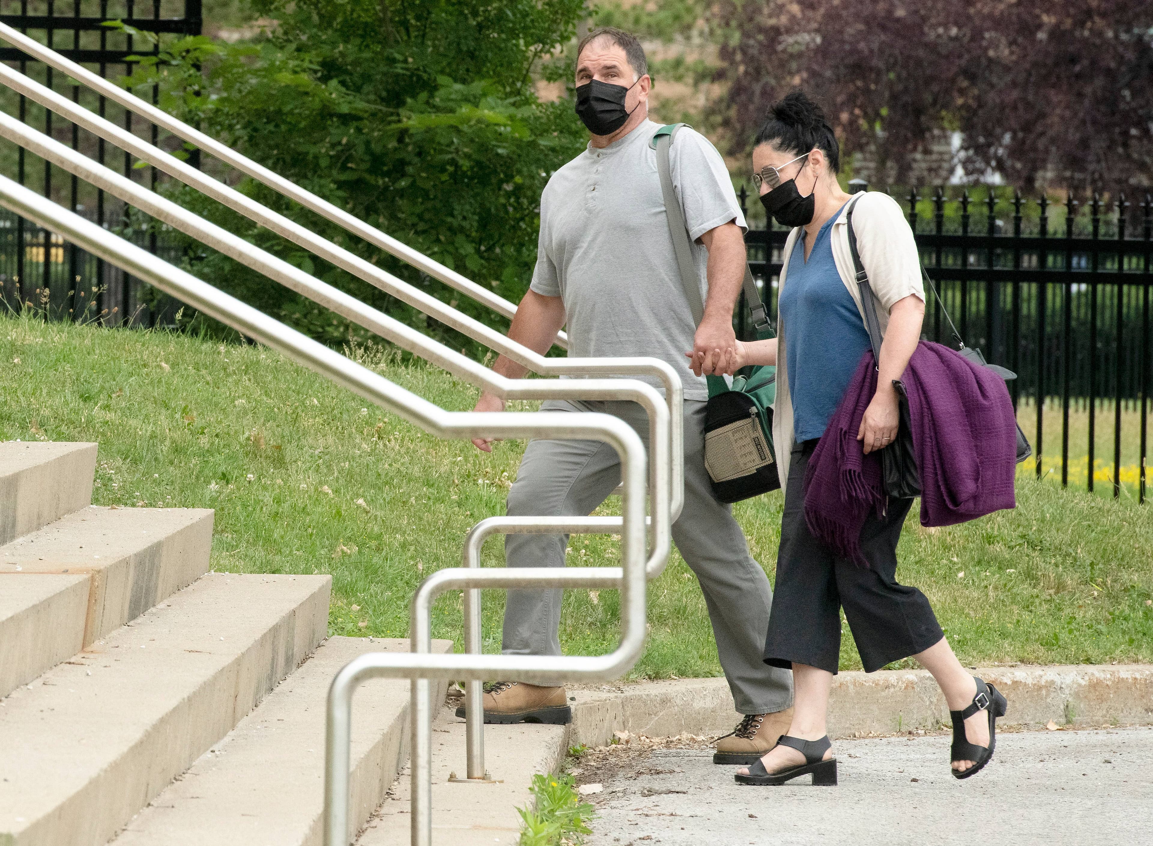 Les accusés Marie-Josée Viau et Guy Dion, à leur arrivée au Centre judiciaire Gouin, mardi.