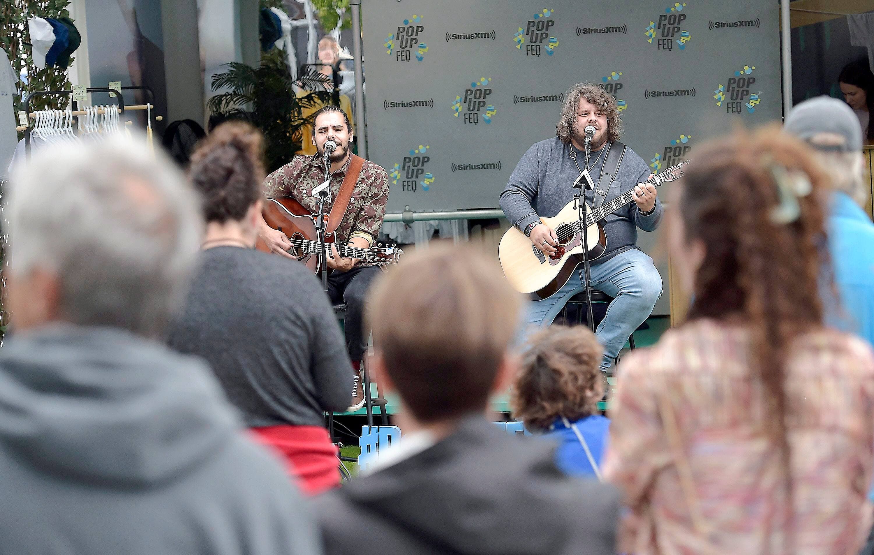 En début de soirée, 2Frères a fait revivre les PopUpFEQ devant quelques dizaines de fans, sur Grande-Allée, avant leur concert au Manège militaire en fin de soirée.