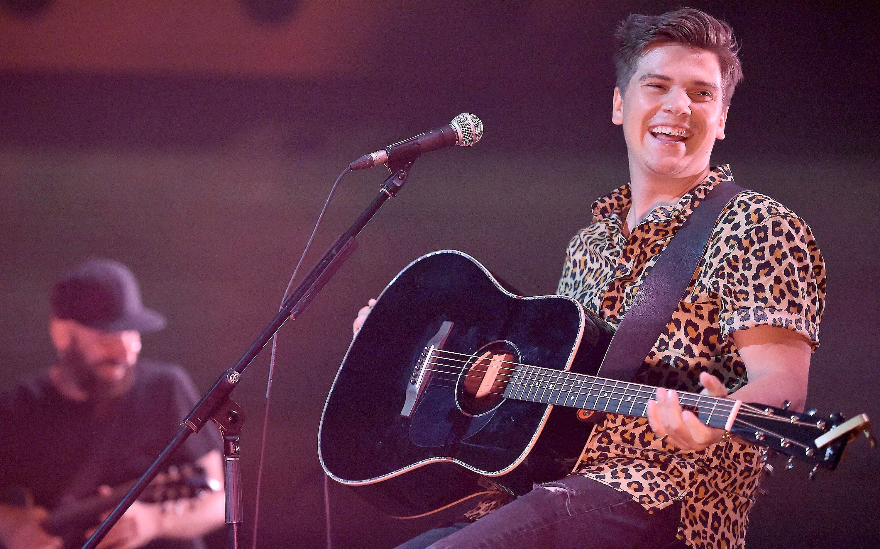 Ludovick Bourgeois, tout sourire, a été le premier artiste à chanter lors de ce Festival d’été 2021 pas comme les autres.
