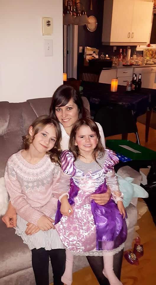 Amélie Lemieux, la mère de Norah et Romy Carpentier tuées alors que leur père les avait kidnappées en juillet 2020, entreprend des démarches pour avoir d'autres enfants. Elle aura recours à une mère porteuse et sera suivi à la clinique OriginElles de Montréal.