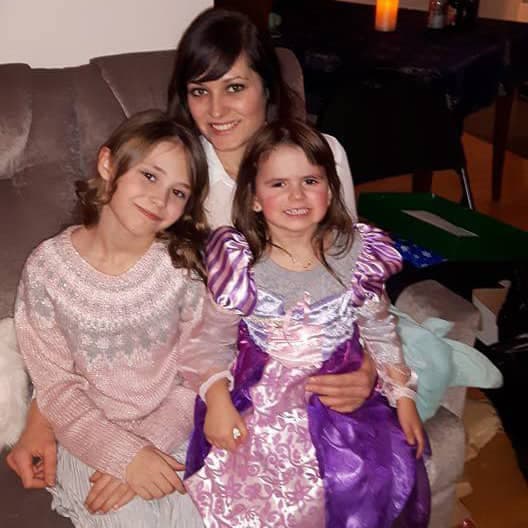 La mère de Norah et Romy, Amélie Lemieux, aura peut-être enfin les réponses qu’elle souhaite obtenir, alors que le gouvernement a annoncé ce mercredi la tenue d’une enquête publique sur la mort des fillettes.