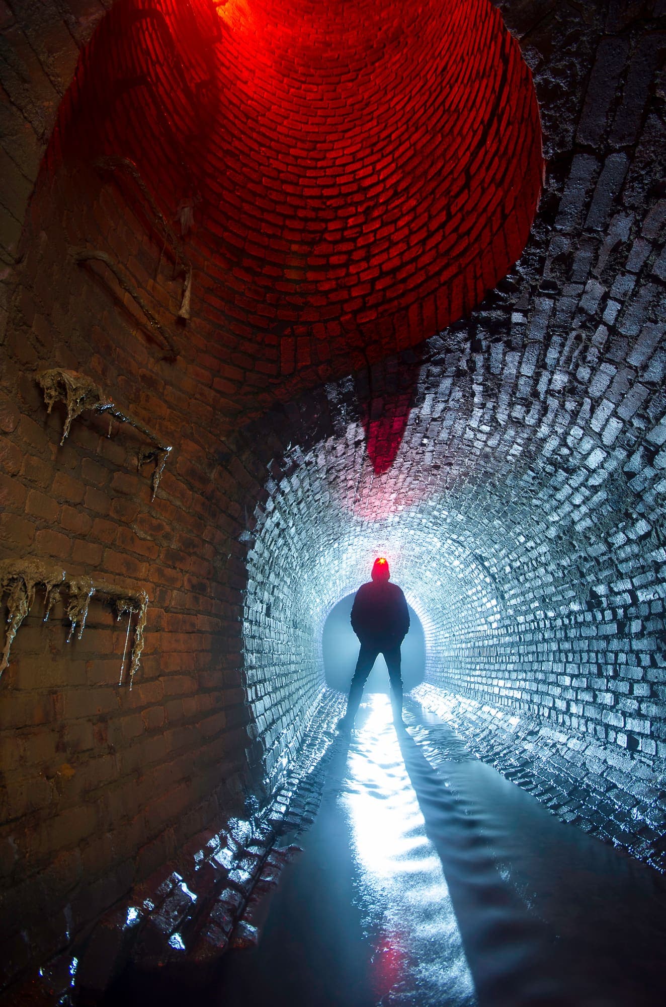 Autoportrait de Pierre-Luc Rivest au loin dans la portion d’égout à laquelle il aimerait que le public montréalais ait accès à des fins pédagogiques et touristiques.
