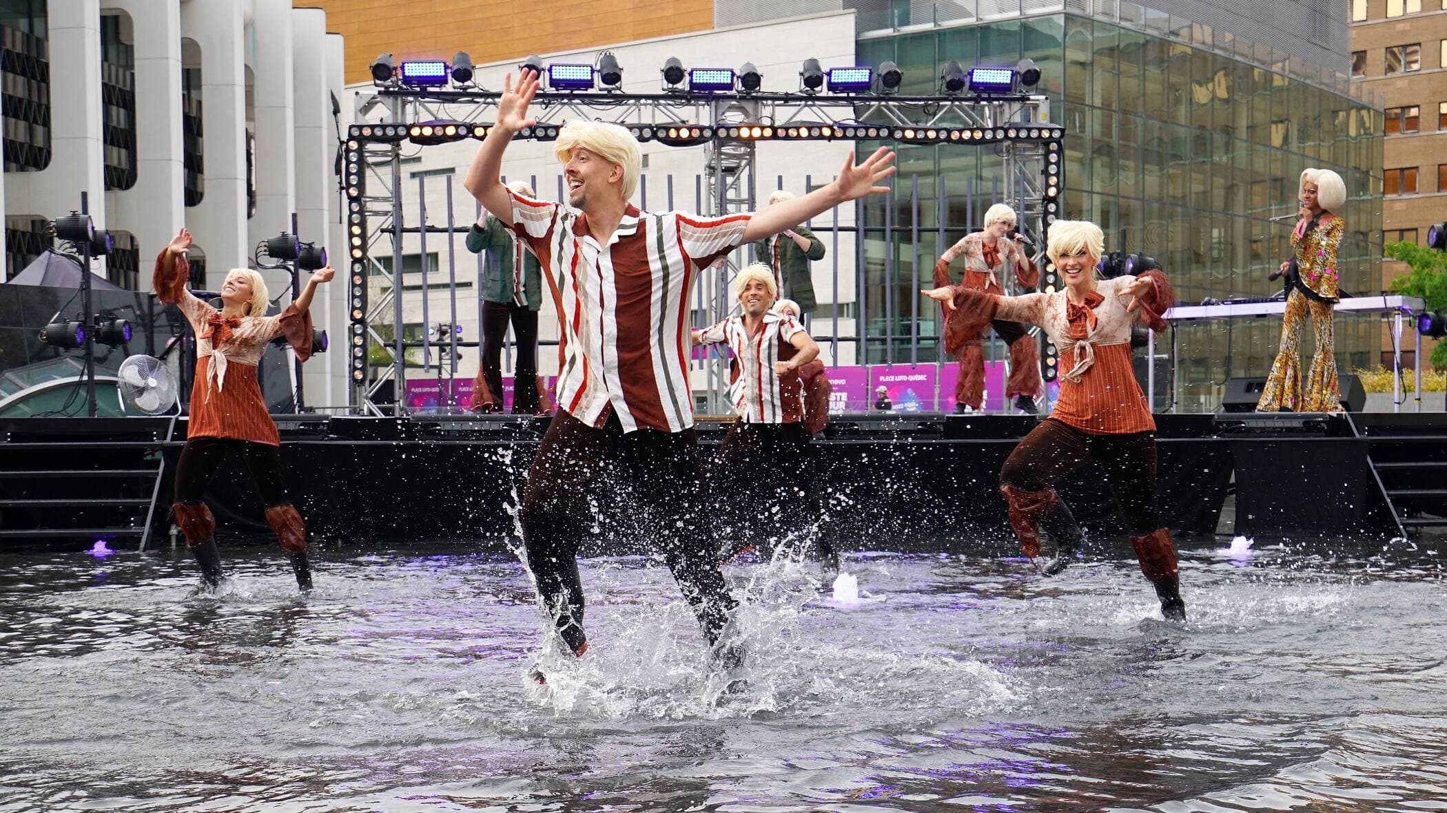 Les danseurs n’ont pas hésité à se mouiller lors du spectacle.