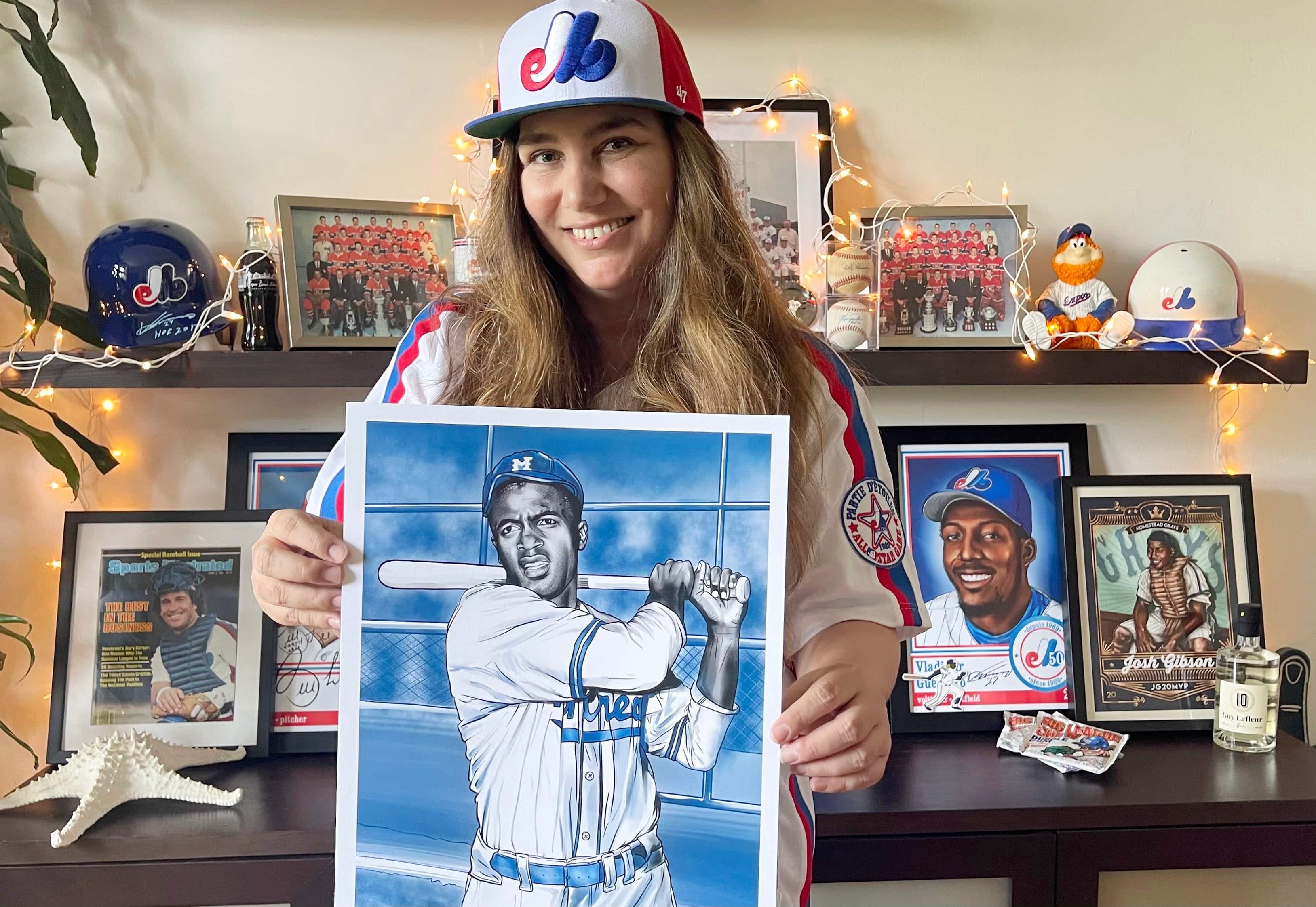 L’illustratrice Josée Tellier tient une affiche de Jackie Robinson, de l’époque des Royaux de Montréal, qu’elle offre dans la boutique en ligne.