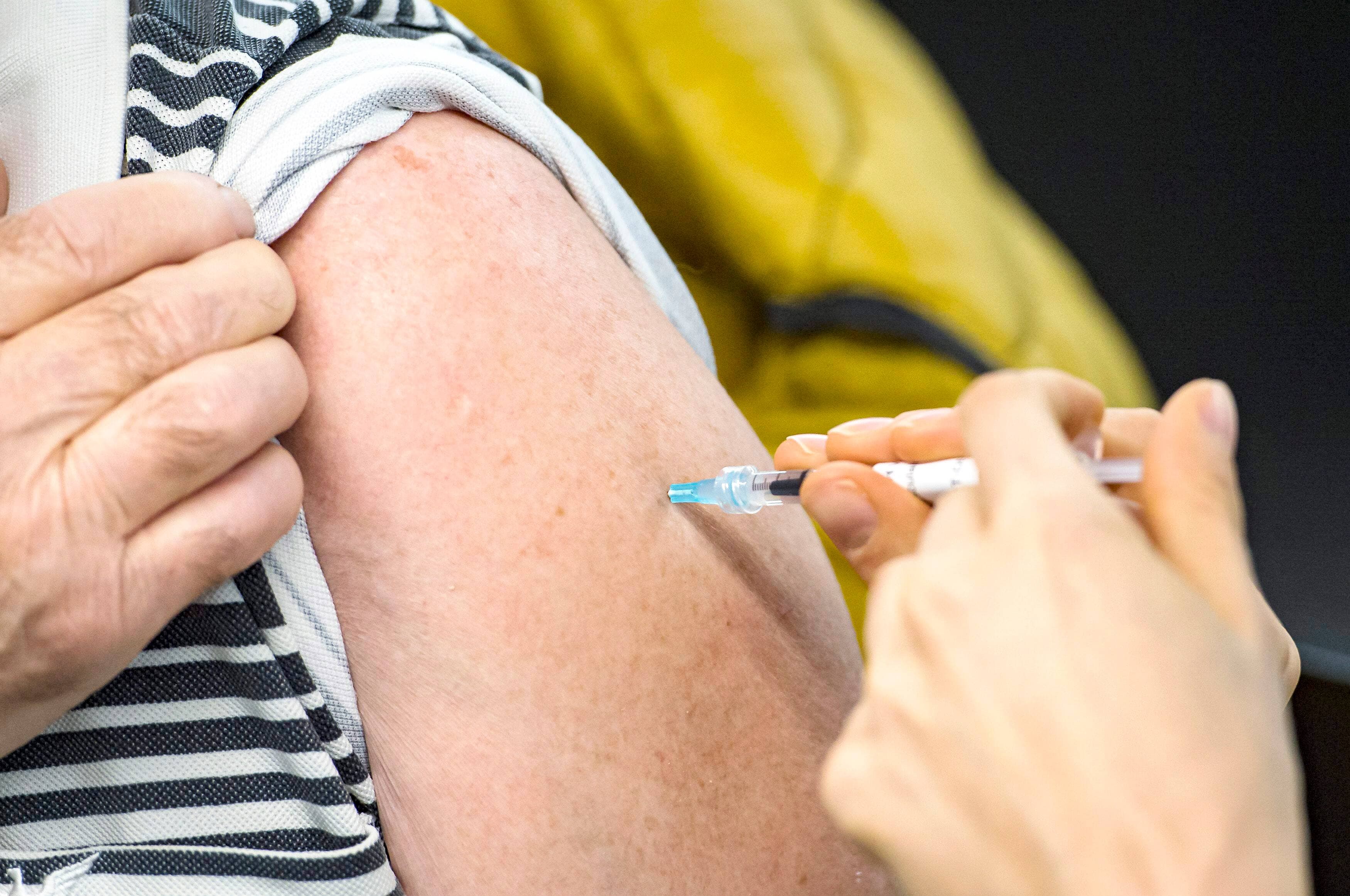 Les personnes ayant reçu au moins une dose de vaccin sont moins à risque de se retrouver à l’hôpital pour la COVID.