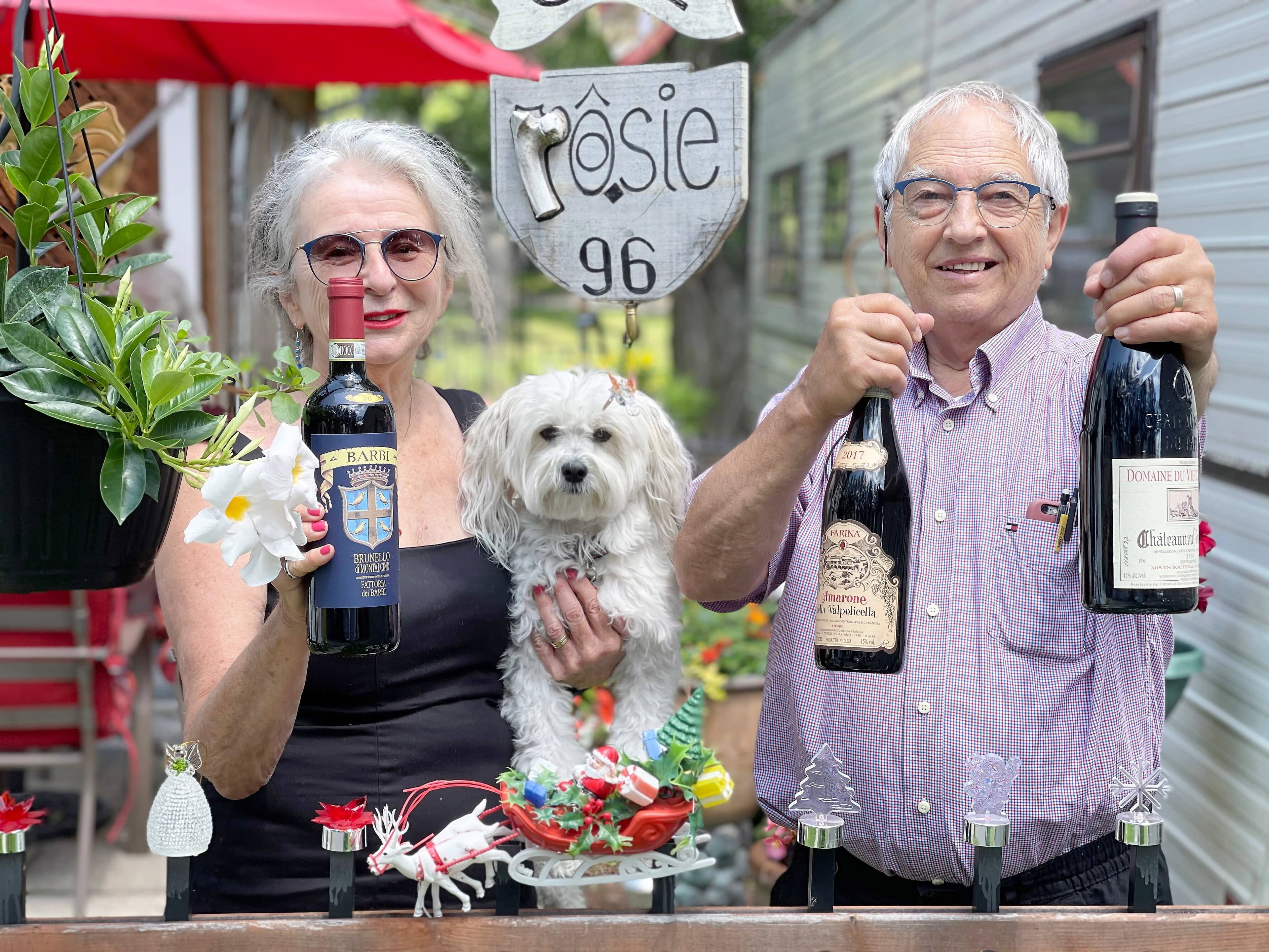 Gaëtane Sylvain et Florent Comtois me montrent leurs bouteilles réservées pour Noël. Ils ont nommé leur bucolique lopin en l’honneur de leur chienne Rosie.