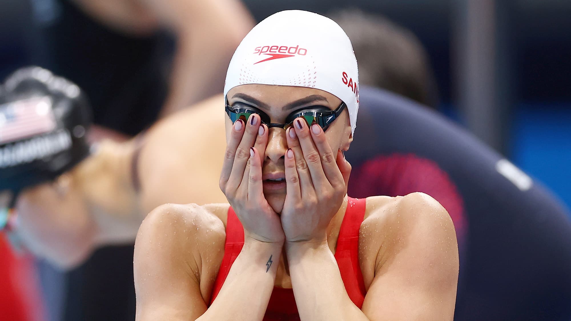 La nageuse canadienne Kayla Sanchez replaçant ses lunettes avant son relais au 4 X 200 m style libre lors duquel le Canada a terminé 4e.
