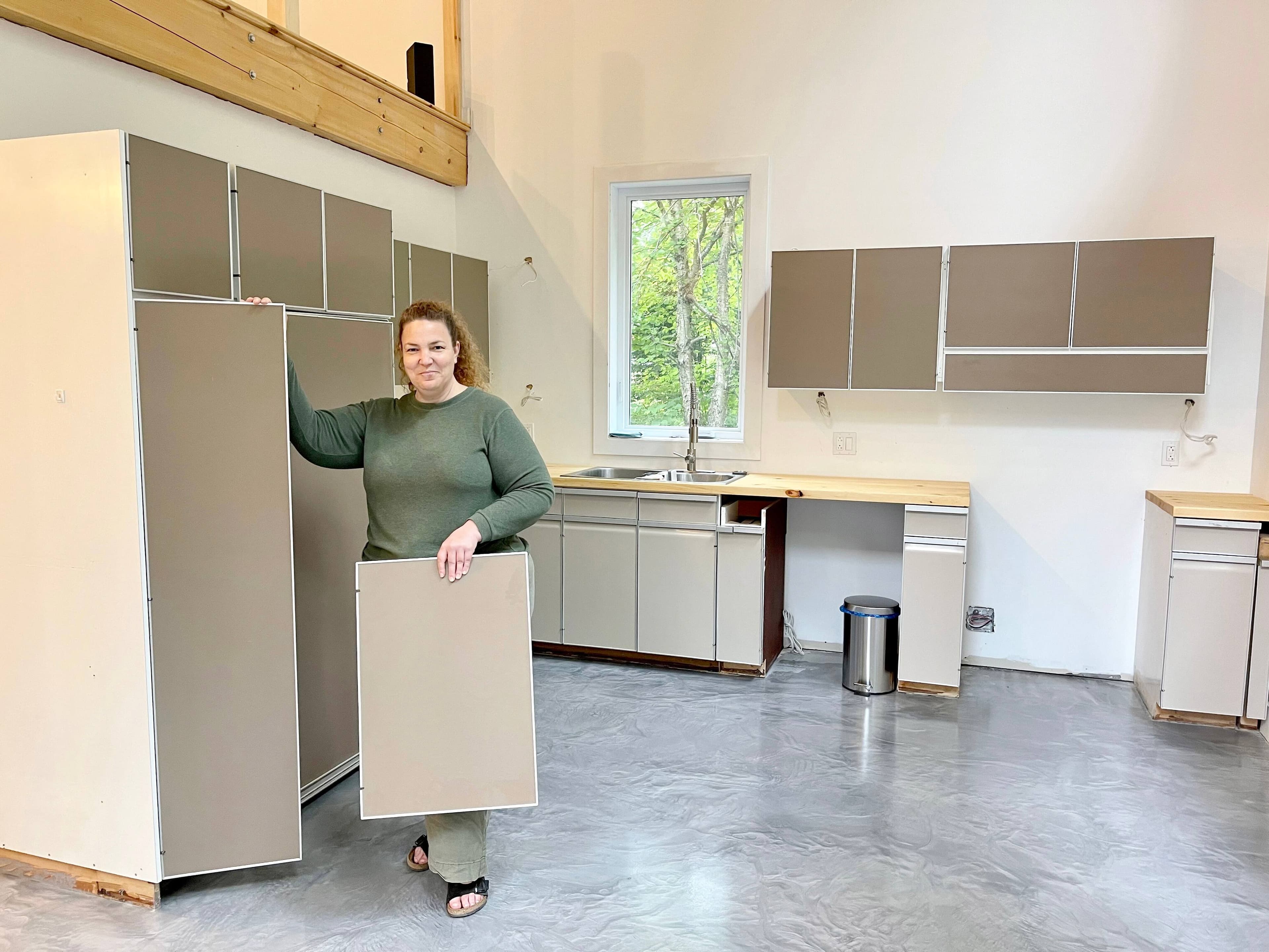 Julie Bélanger à son chalet de Saint-Calixte. La passionnée d’Expo 67 n’a pas compté les heures pour restaurer la cuisine d’origine d’Habitat 67 qu’elle a presque fini d’installer.