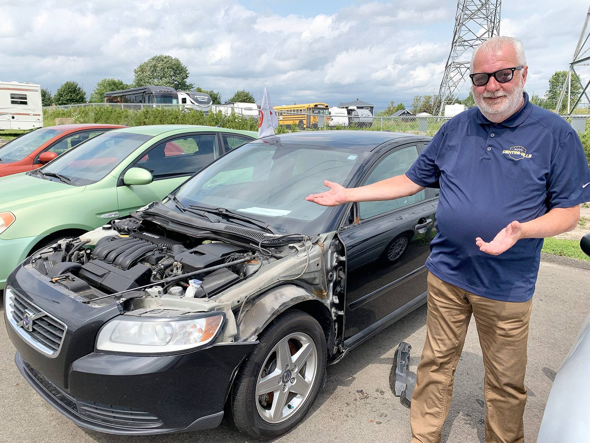 Sans ailes, capot, rétroviseurs et chaîne stéréo, cette Volvo S40 2008 entreposée chez Auto Centre-Ville est maintenant bonne pour la ferraille estime le conseiller aux ventes Serge Marquis.