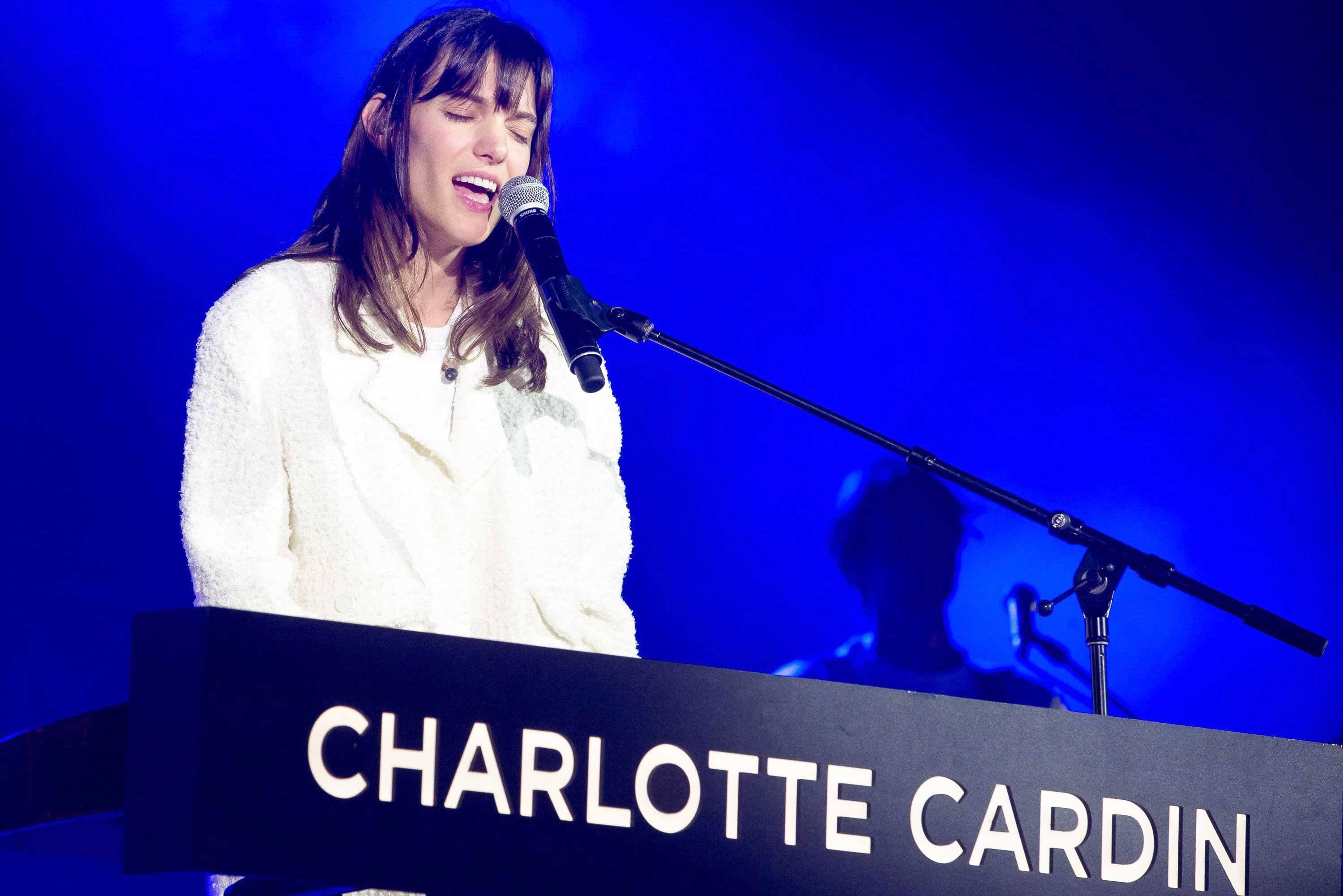 Charlotte Cardin vient de reprendre les spectacles après une absence de près de deux ans sur scène. Ici, elle est photographiée lors du grand concert extérieur d’ouverture qu’elle avait donné au Festival international de Jazz de Montréal, en juin 2019.