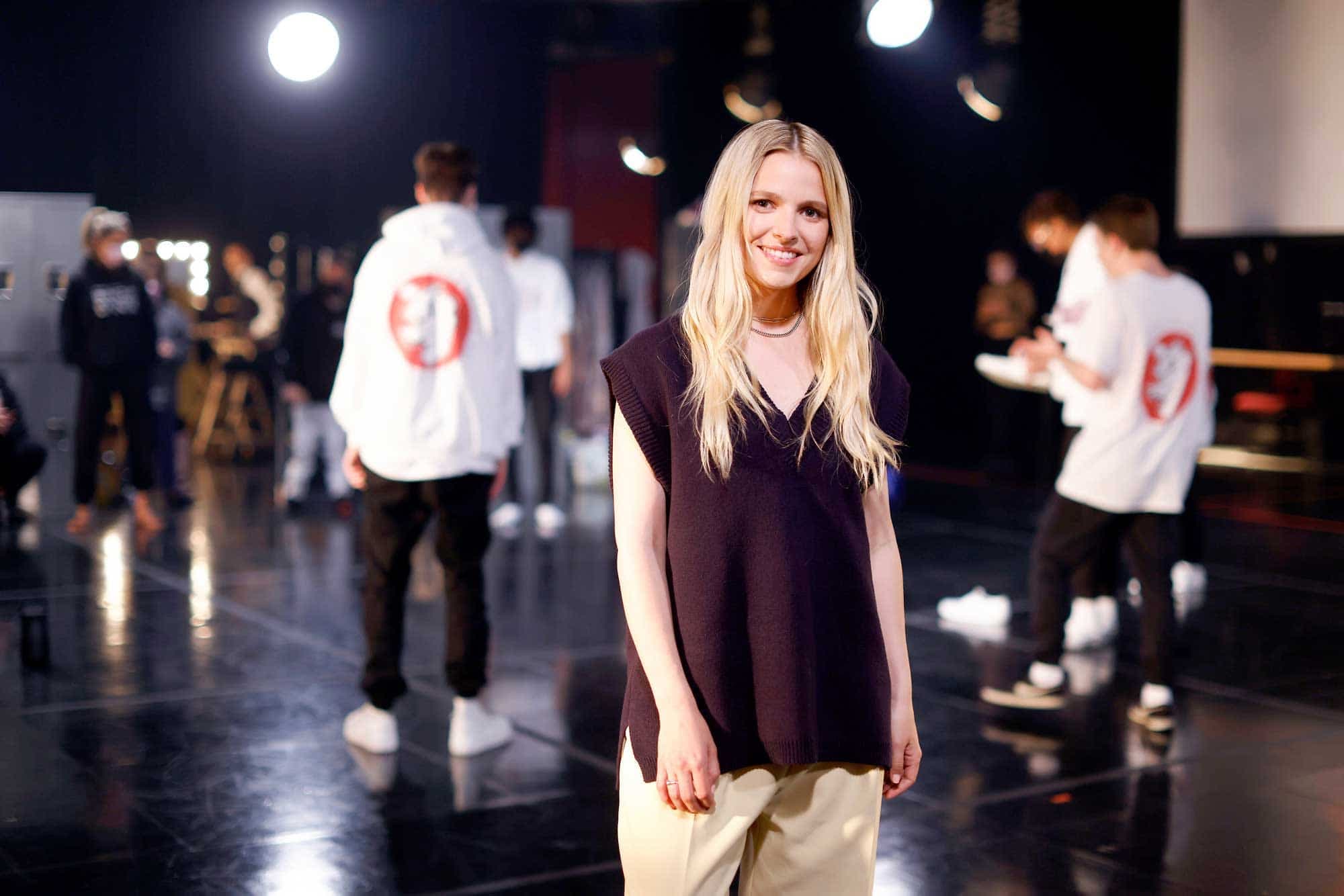 Sarah-Jeanne Labrosse sur le plateau de la troisième saison de Révolution.