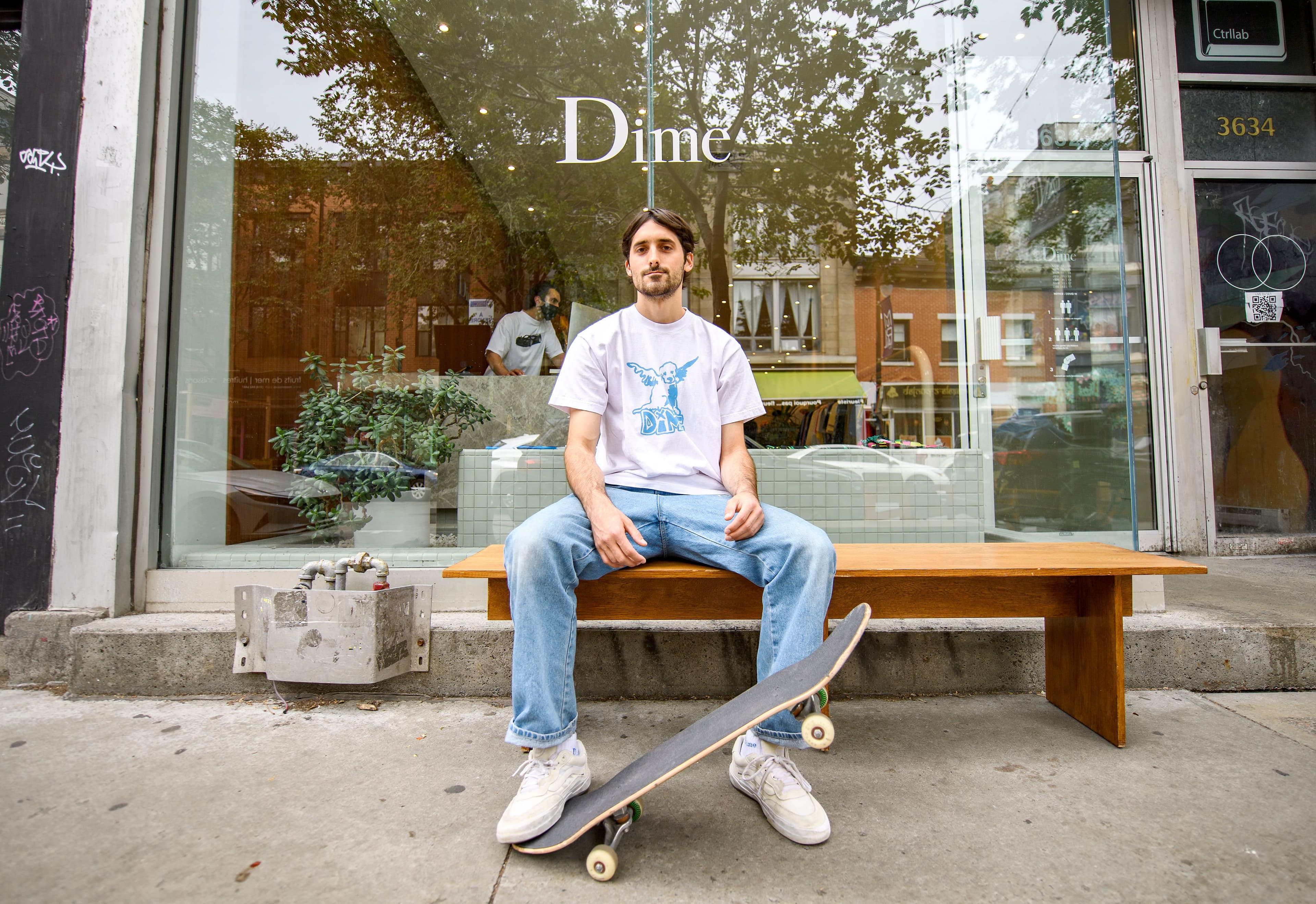 Phil Lavoie, devant le magasin Dime sur le boulevard Saint-Laurent, à Montréal. Autochtone, Phil Lavoie veut motiver les jeunes comme lui à se lancer en affaires.