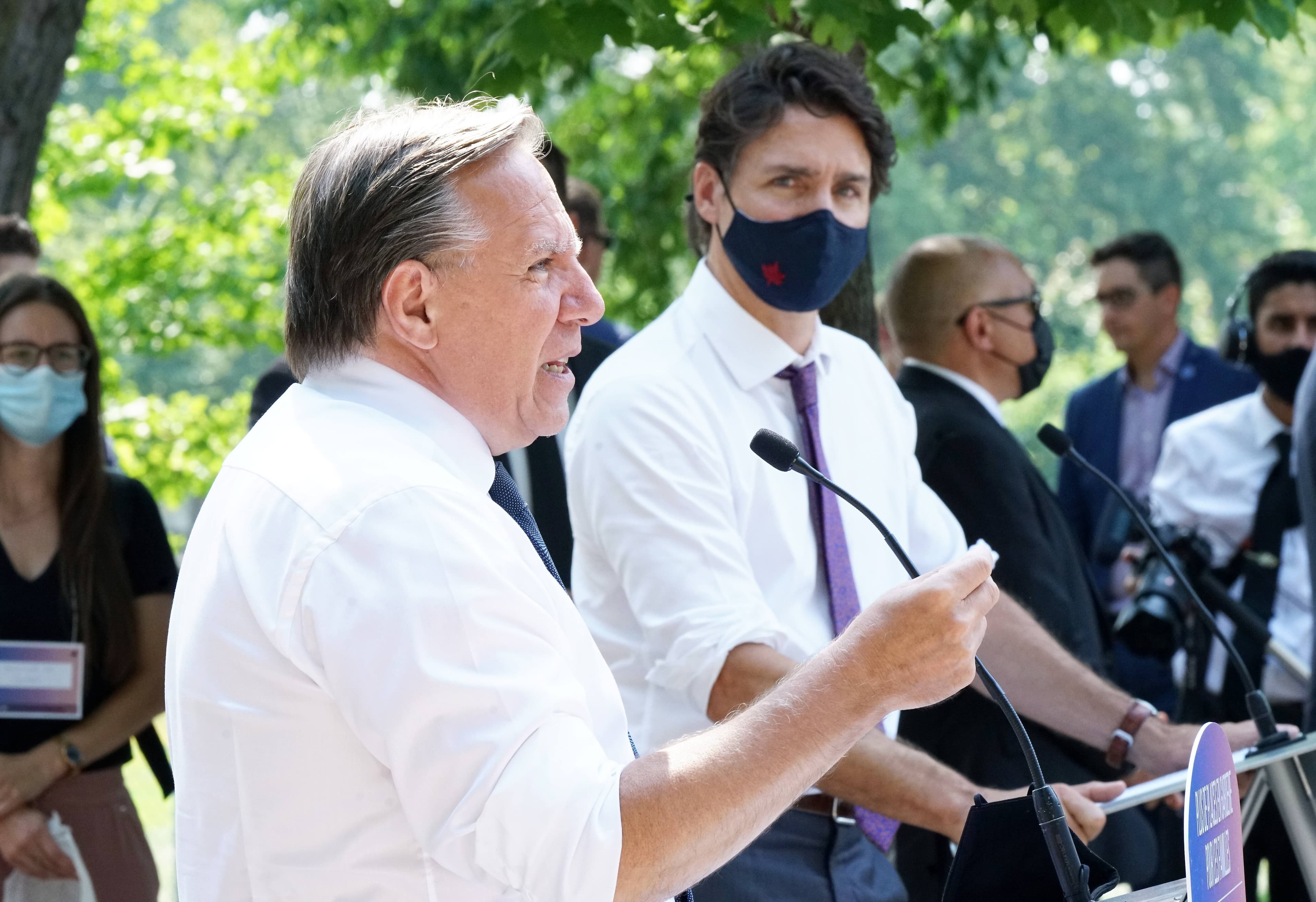 Le premier ministre du Québec, François Legault, à gauche, et le premier ministre du Canada, Justin Trudeau, se sont adressés à la presse, jeudi, à Montréal.
