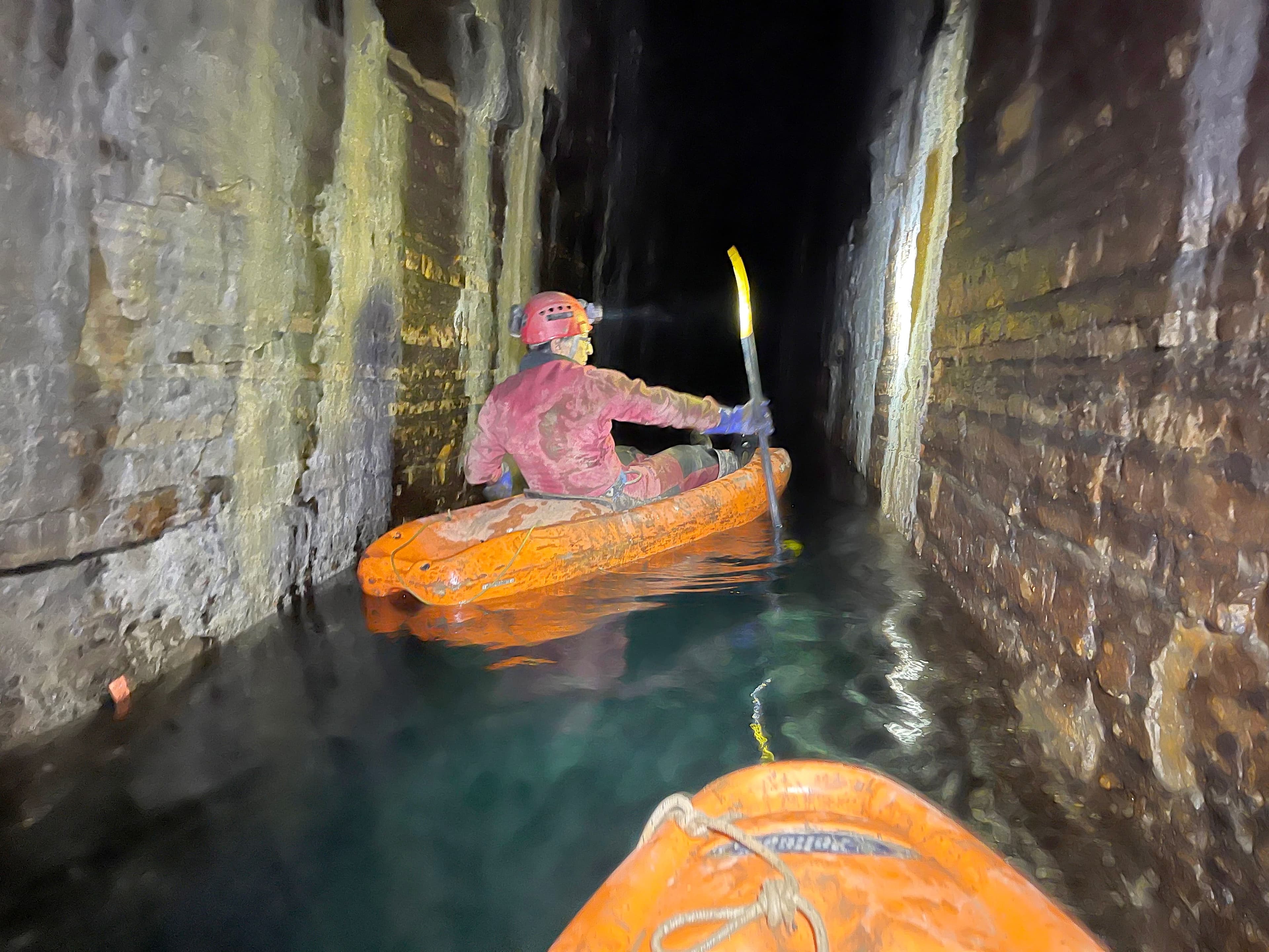 Les corridors sont si étroits qu’il faut parfois kayaker à reculons.