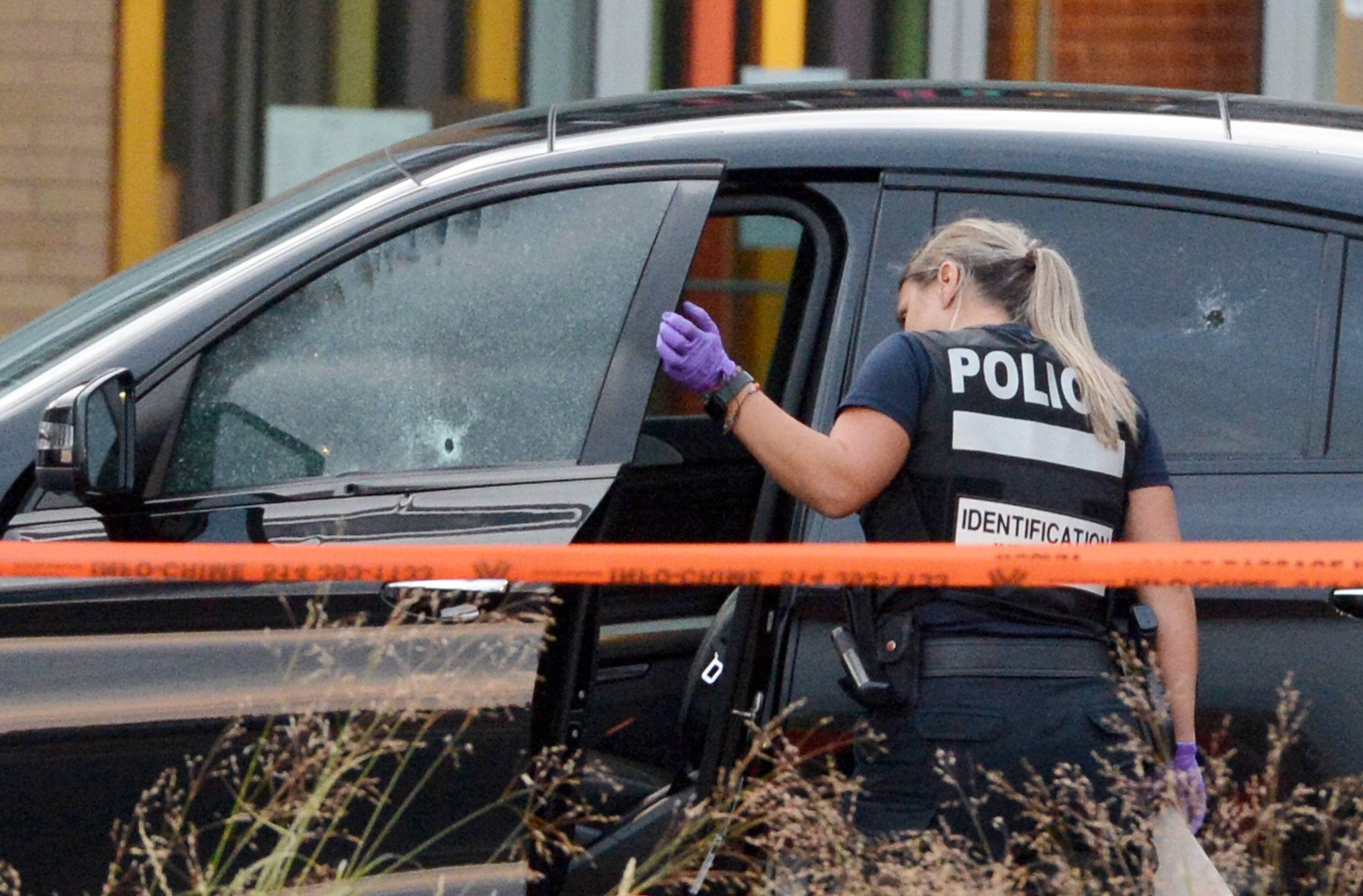 Des voitures stationnées près du Marché Central ont été criblées de balles.