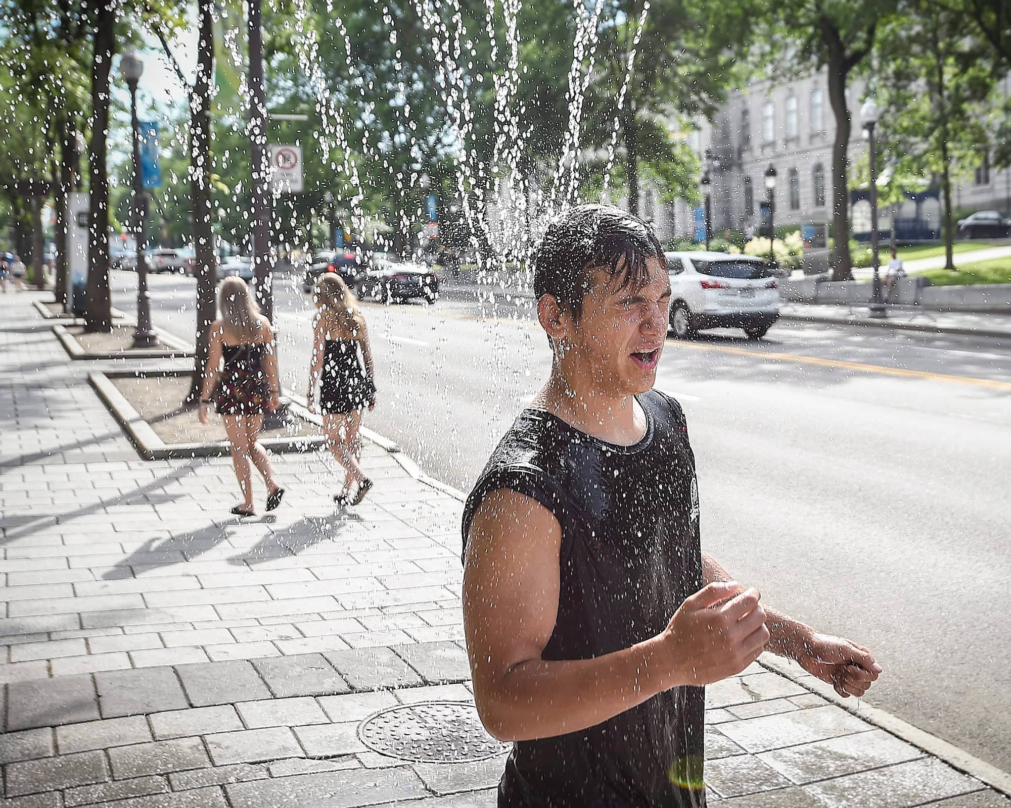 Lors d’une canicule en 2018, la Ville de Québec a installé une douche sur une borne-fontaine pour que les visiteurs puissent se rafraîchir.