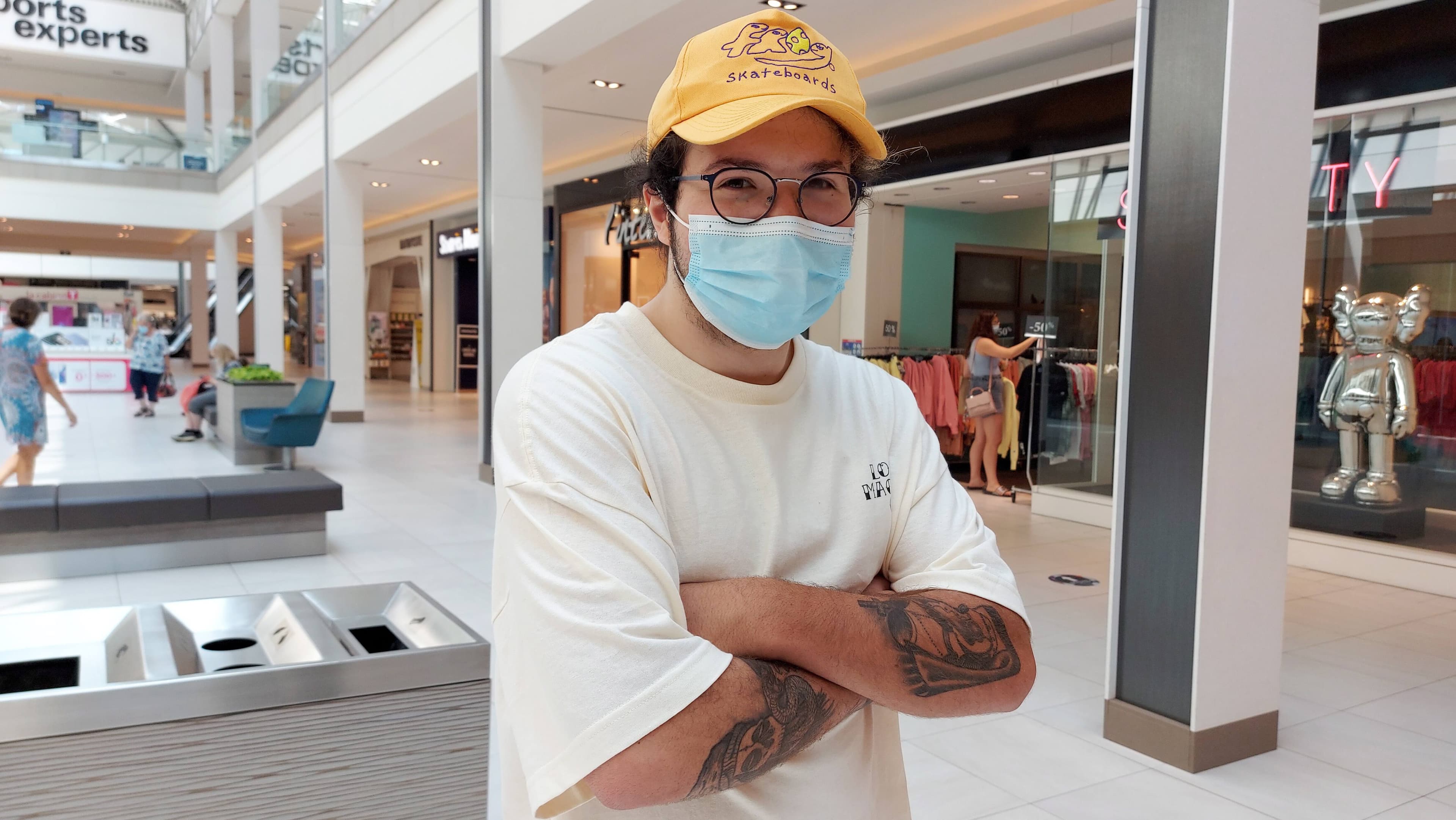 Cedrick Cyr 19 ans saisit mal que l'on demande deux vaccins et un test à la frontière et que l'on exige pas le passeport vaccinal dans nos propres centres d'achats.