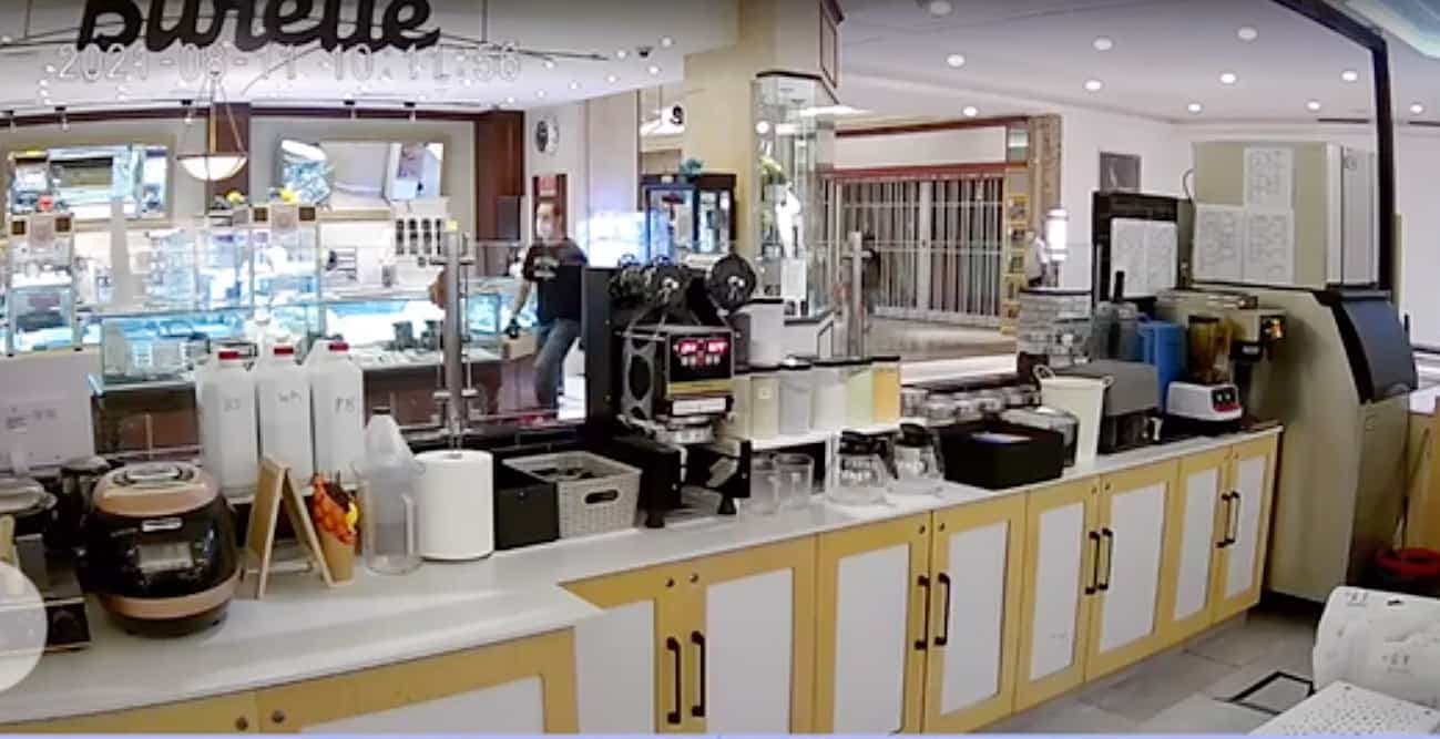 Le drame s’est joué en quelques secondes, selon les images captées par la caméra de surveillance du magasin Thé O Lait situé juste en face de la bijouterie Burelle des Galeries St-Hyacinthe.