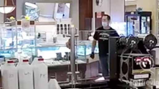 e suspect capté par une caméra de surveillance quelques secondes avant le meurtre.