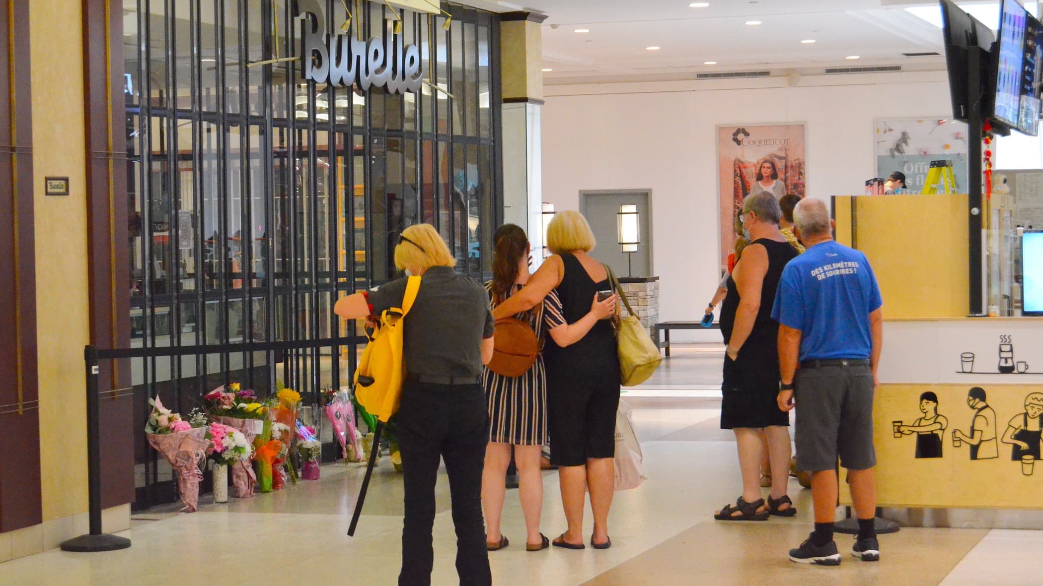 Jeudi, des fleurs ont été déposées en sa mémoire devant la Bijouterie Burelle.
