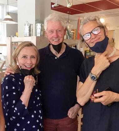 Hillary et Bill Clinton ont visité de nouveau la boutique Atelier-Bouffe, à Sutton, en Estrie, la semaine dernière, en compagnie de l’auteure Louise Penny (à droite).