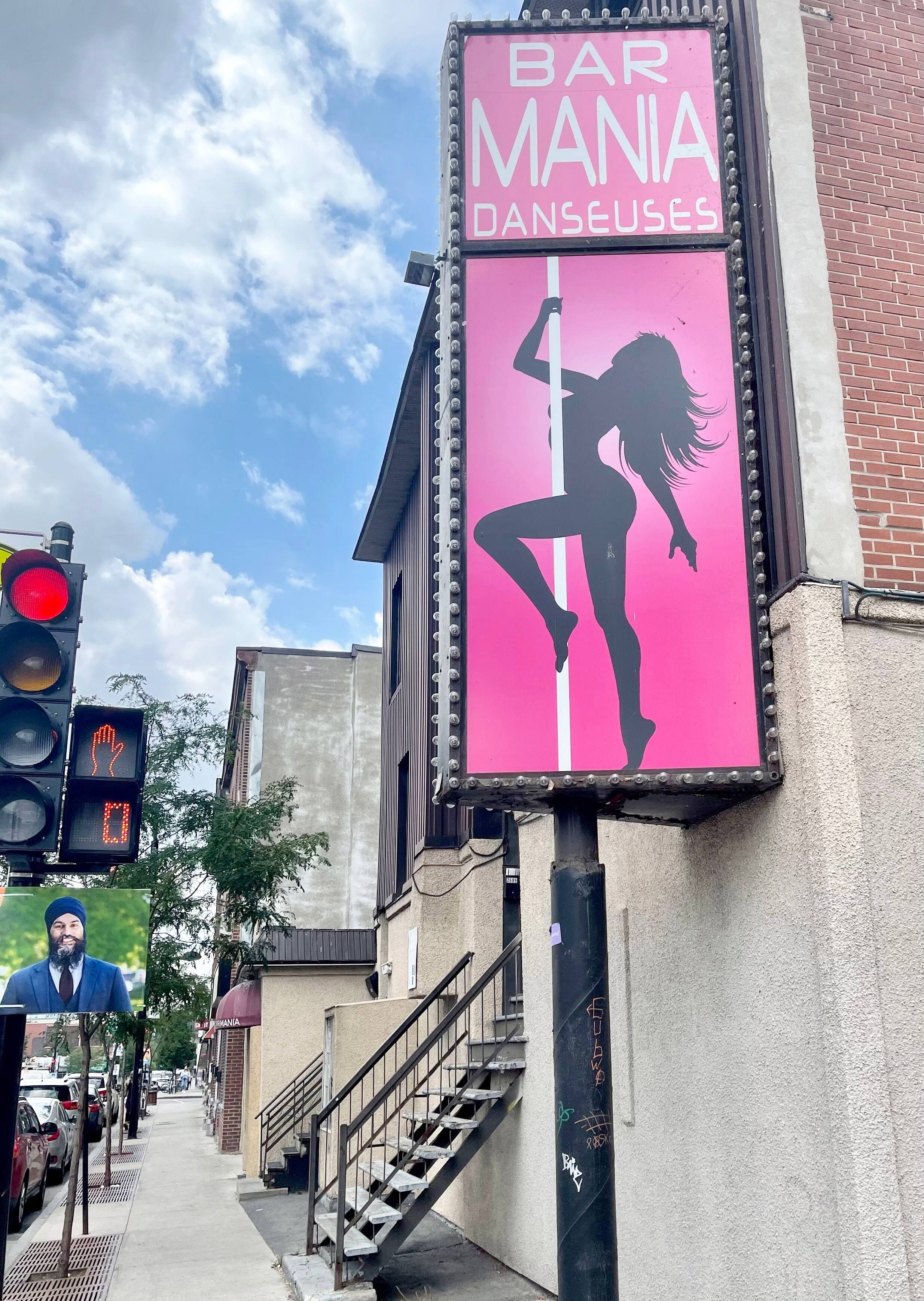 Lorsqu’il était enfant, Tommy aimait à faire irruption dans le bar de danseuses Sexe Mania, avec ses amis, jusqu’à ce que les portiers les chassent.