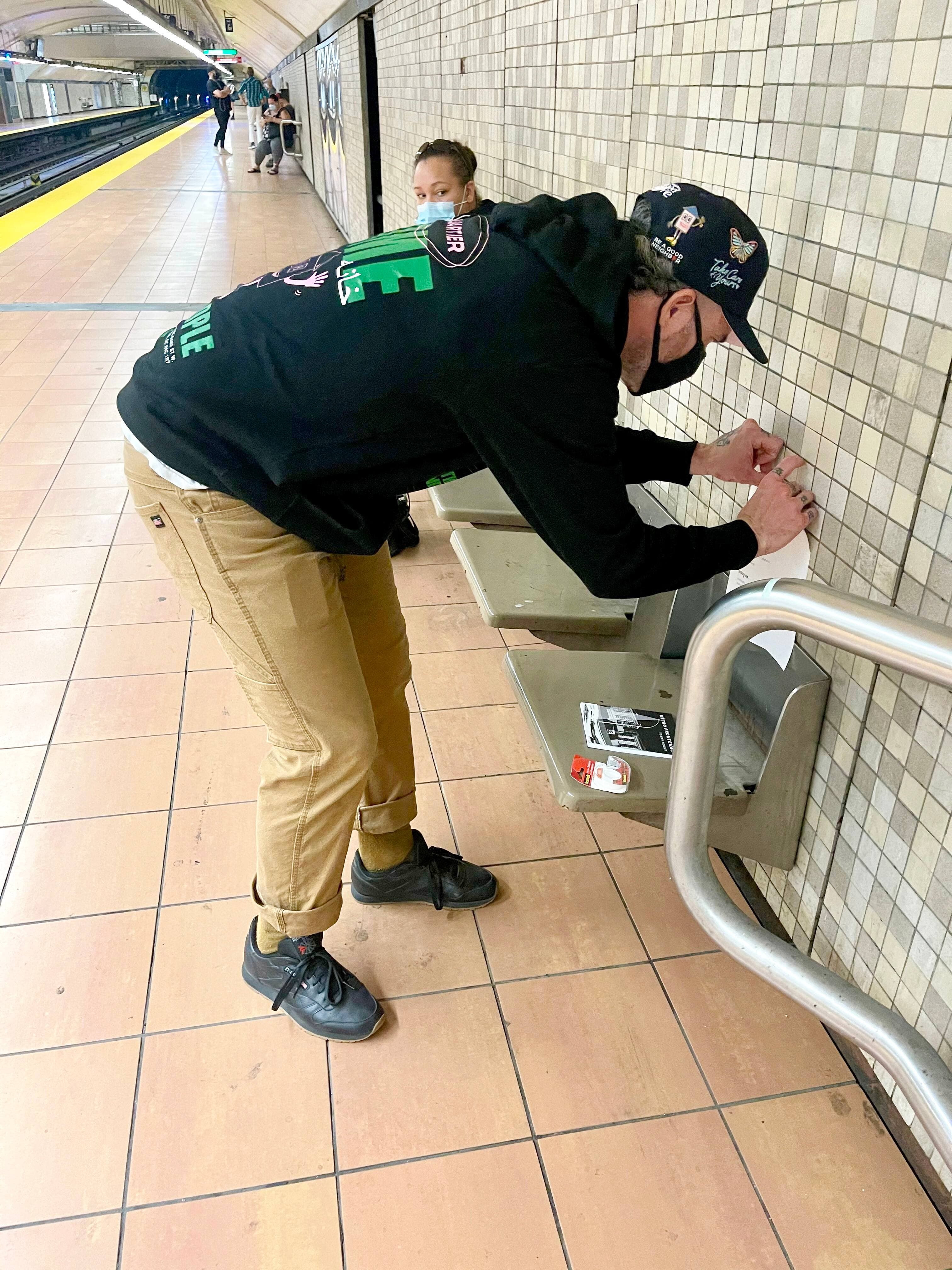 Le poète tient à laisser chaque semaine un exemplaire de son recueil sur un banc du métro.
