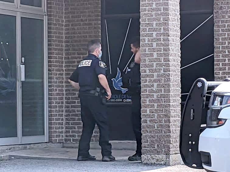 Des policiers du SPVQ se sont rendus hier au centre évangélique de la rue Pierre-Bertrand, à Québec, afin de procéder à des vérifications.