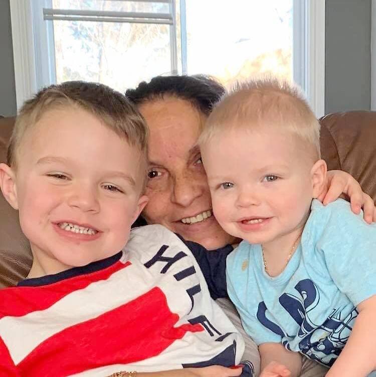 Bien qu’elle ait perdu ses petits-enfants Olivier et Alex, Mylène Chicoine, au centre, veut aider son fils Michael.