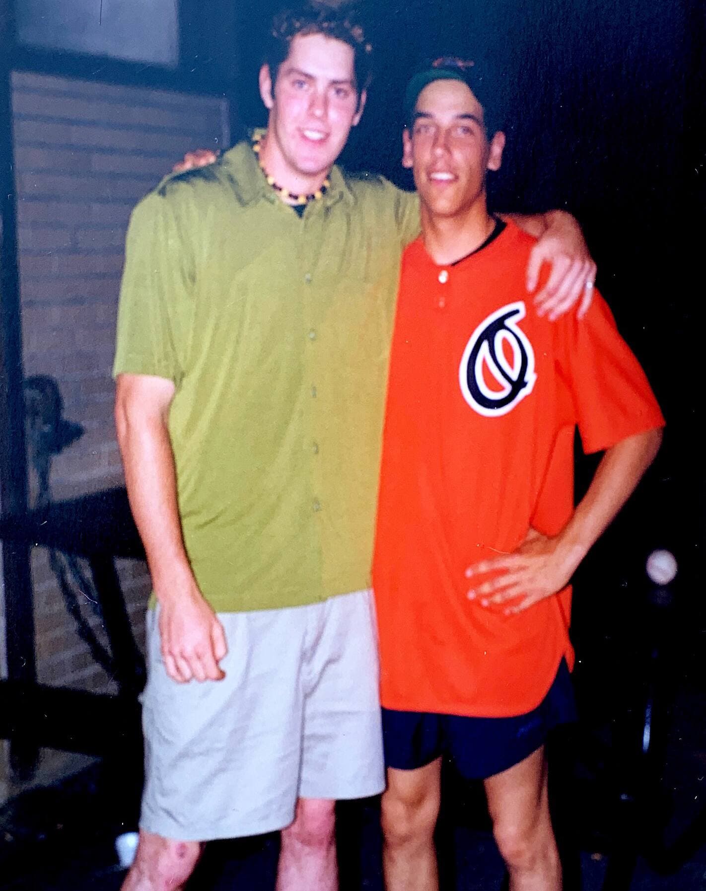 Marc-André Houle (à gauche), en compagnie de son ami Ron Trudel en 1998, alors qu’il s’apprêtait à partir pour les États-Unis après avoir signé son contrat avec les Orioles de Baltimore, dans le baseball majeur.