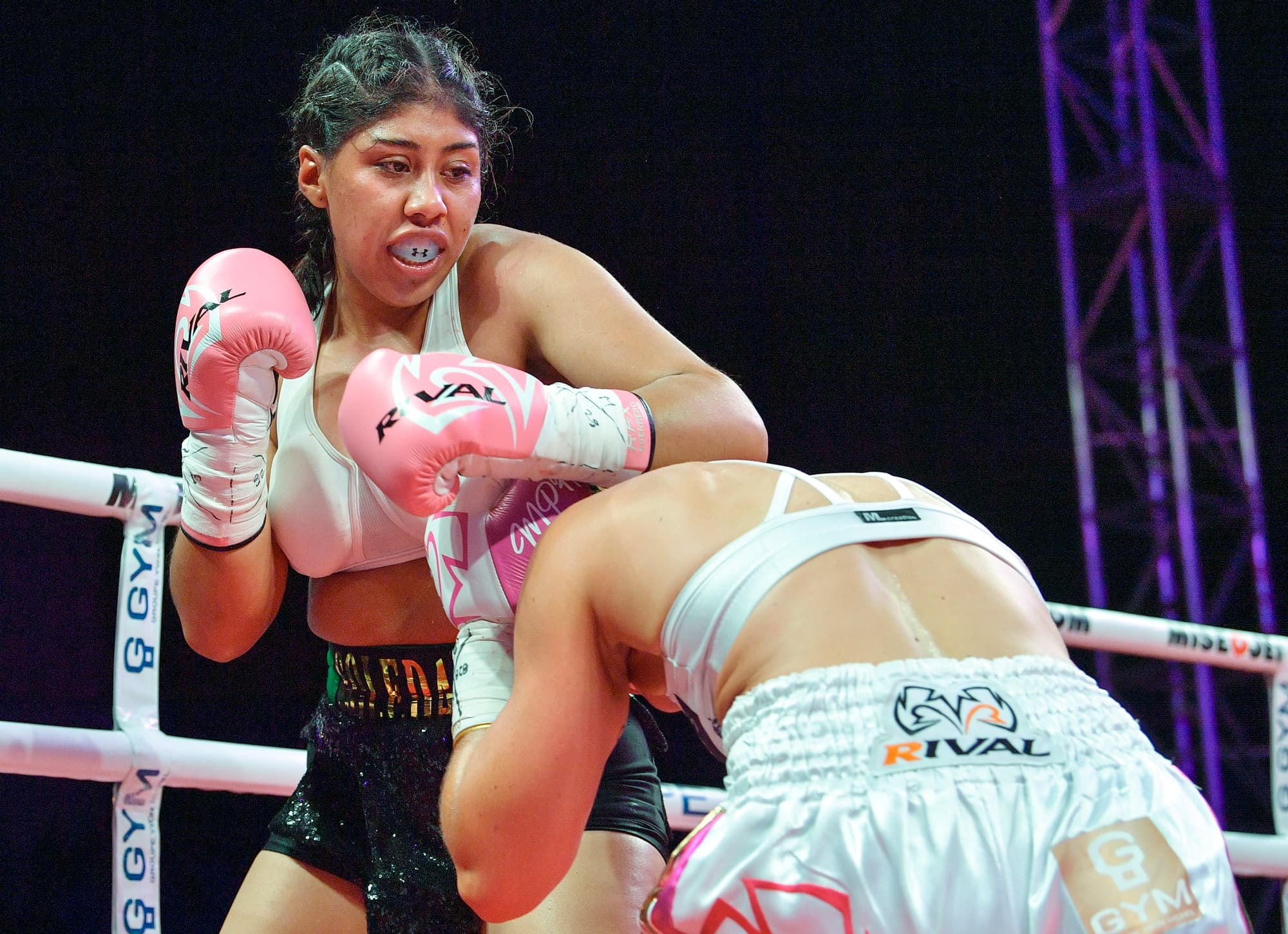 Jeanette Zacarias Zapata a tenté de résister aux charges menées par Marie-Pier Houle, samedi dernier au stade IGA