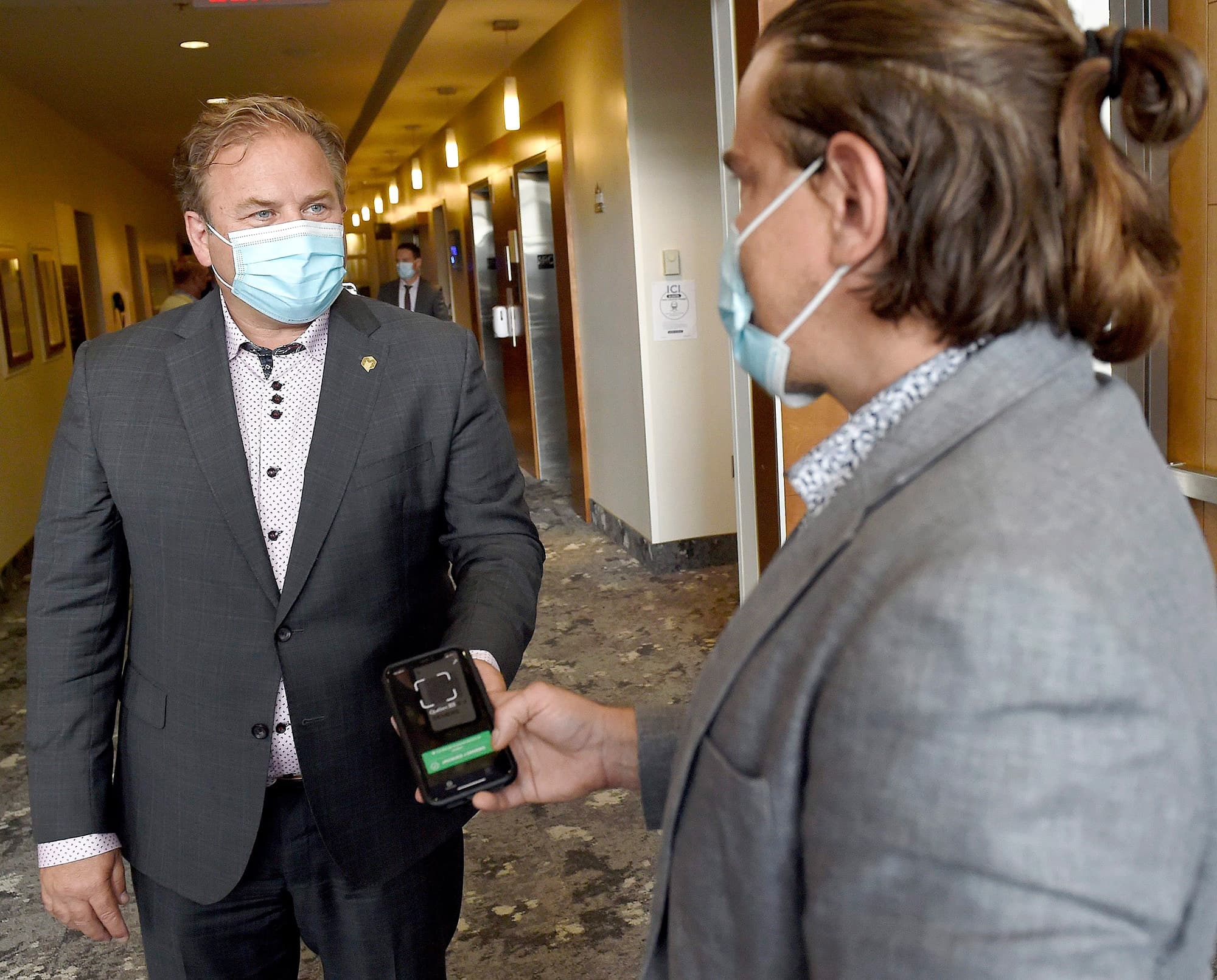Jacques Demers, président de la Fédération québécoise des municipalités, testant le passeport vaccinal lundi, lors d’une réunion du conseil d’administration.