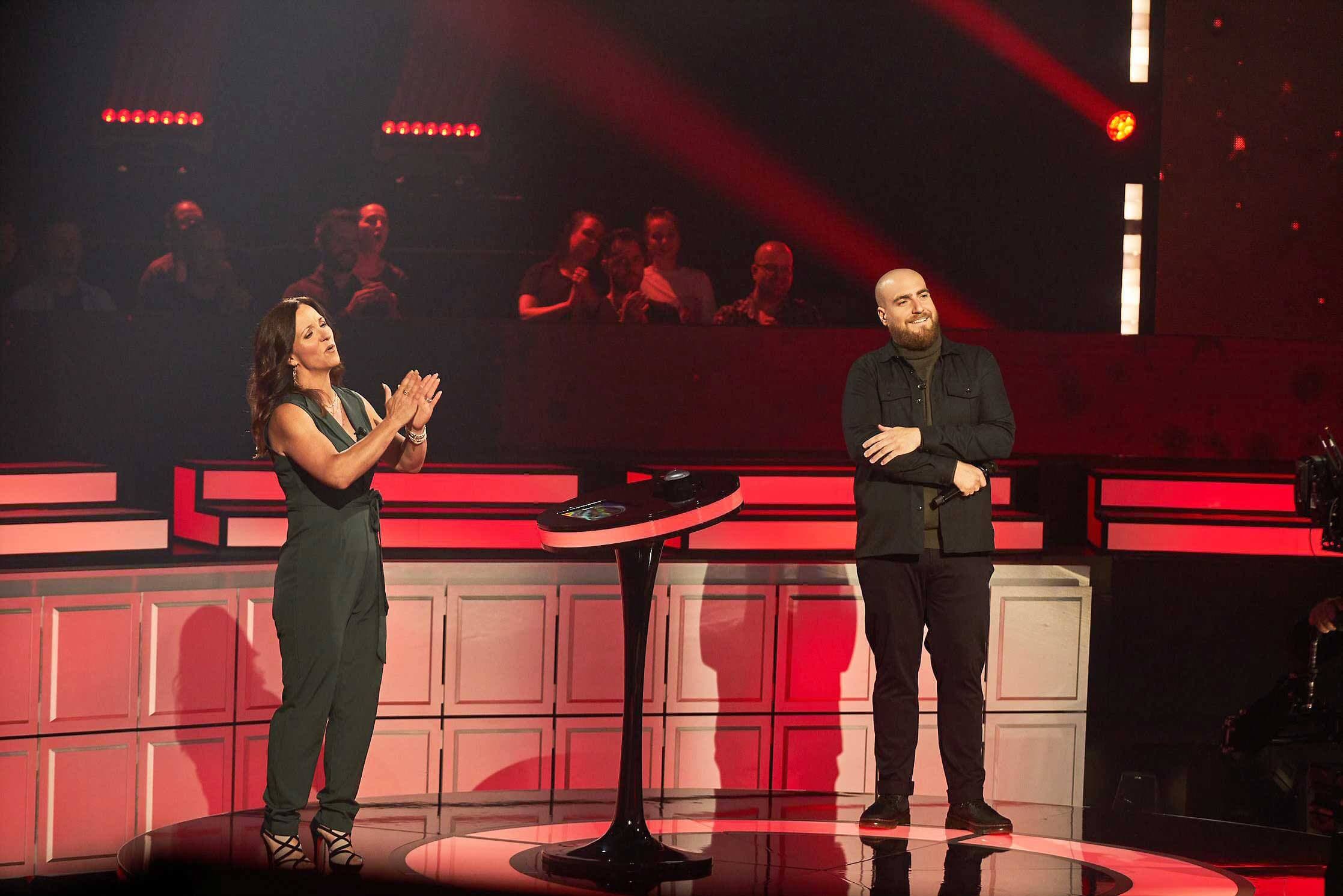 Phil Roy durant l’enregistrement de Qui sait chanter ? entouré de quelques dizaines de spectateurs.