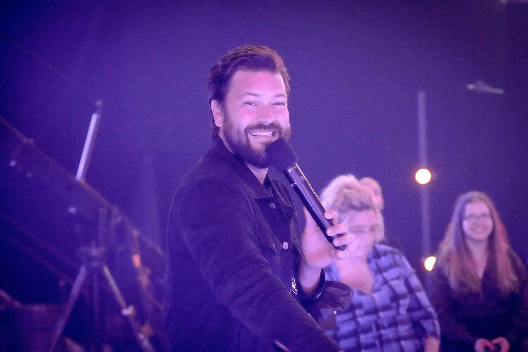 L’animateur de foule Maxime Charbonneau durant l’enregistrement de Chanteurs masqués.