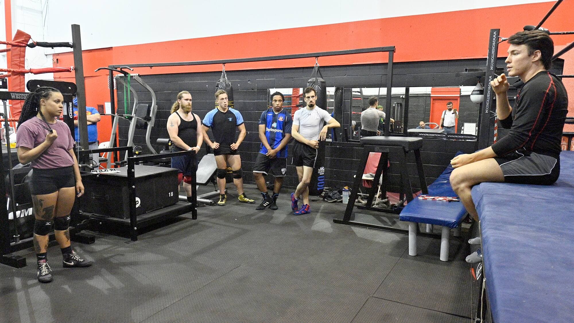 Les lutteurs de l’International Wrestling Syndicate écoutent attentivement les conseils de leur entraîneur, Émile Charles Baillargeon-Laberge.