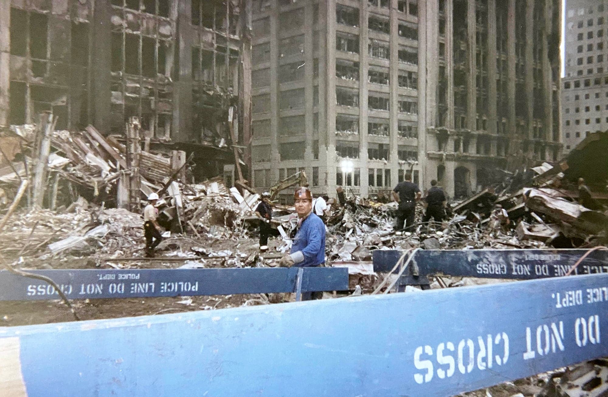 Les travailleurs se relayaient du matin au soir pour dégager les débris .
