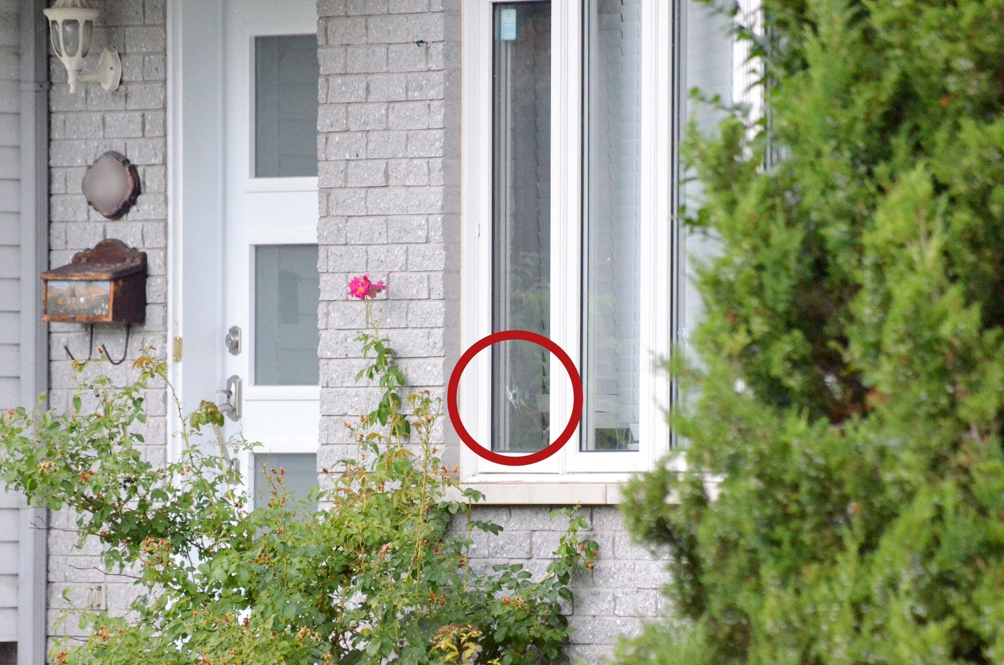 Un impact de tir par arme à feu était visible mercredi dans le coin gauche d’une des fenêtres de la résidence ciblée, sur la rue Garnier, à Châteauguay, en Montérégie.