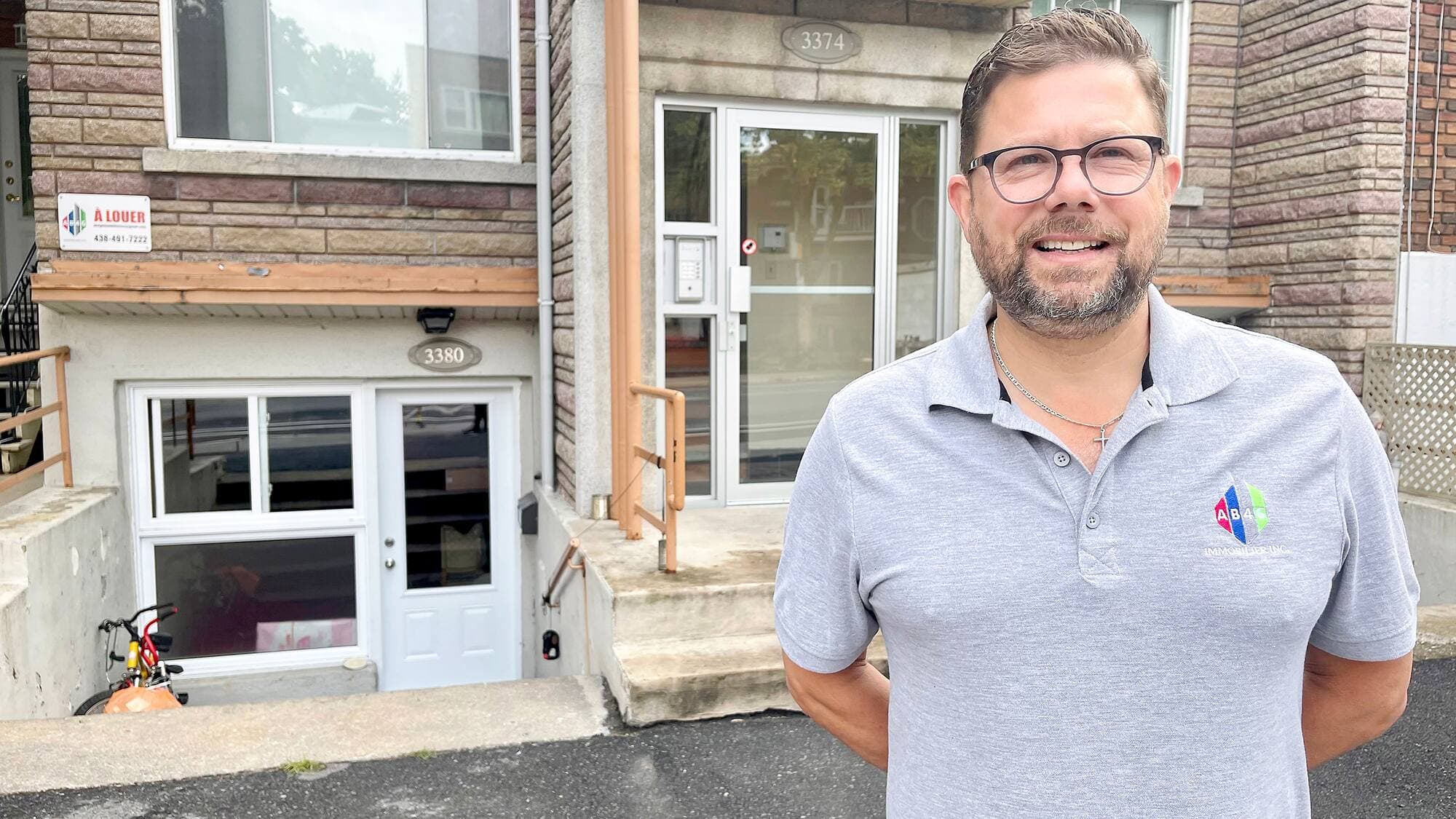 Le propriétaire Louis-Marc Gallant devant un des immeubles où il loge, notamment, d’anciens itinérants.