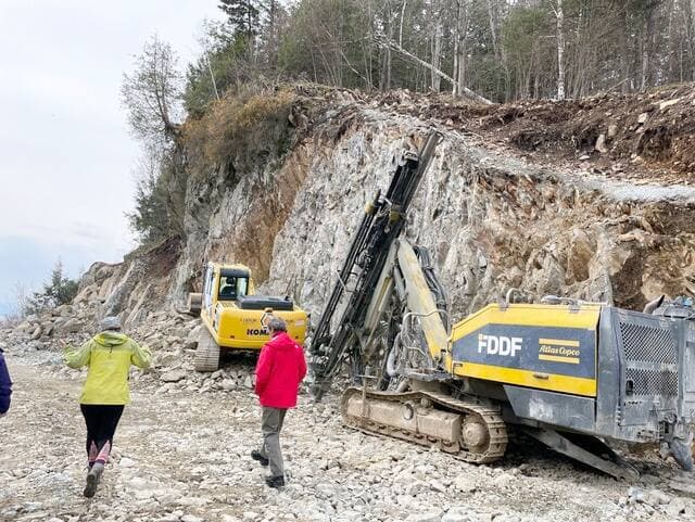 La biologiste Marie-Josée Auclair et Jean Gaudet, un citoyen, au printemps dernier sur un chantier du projet Owl’s Head sur le lac.