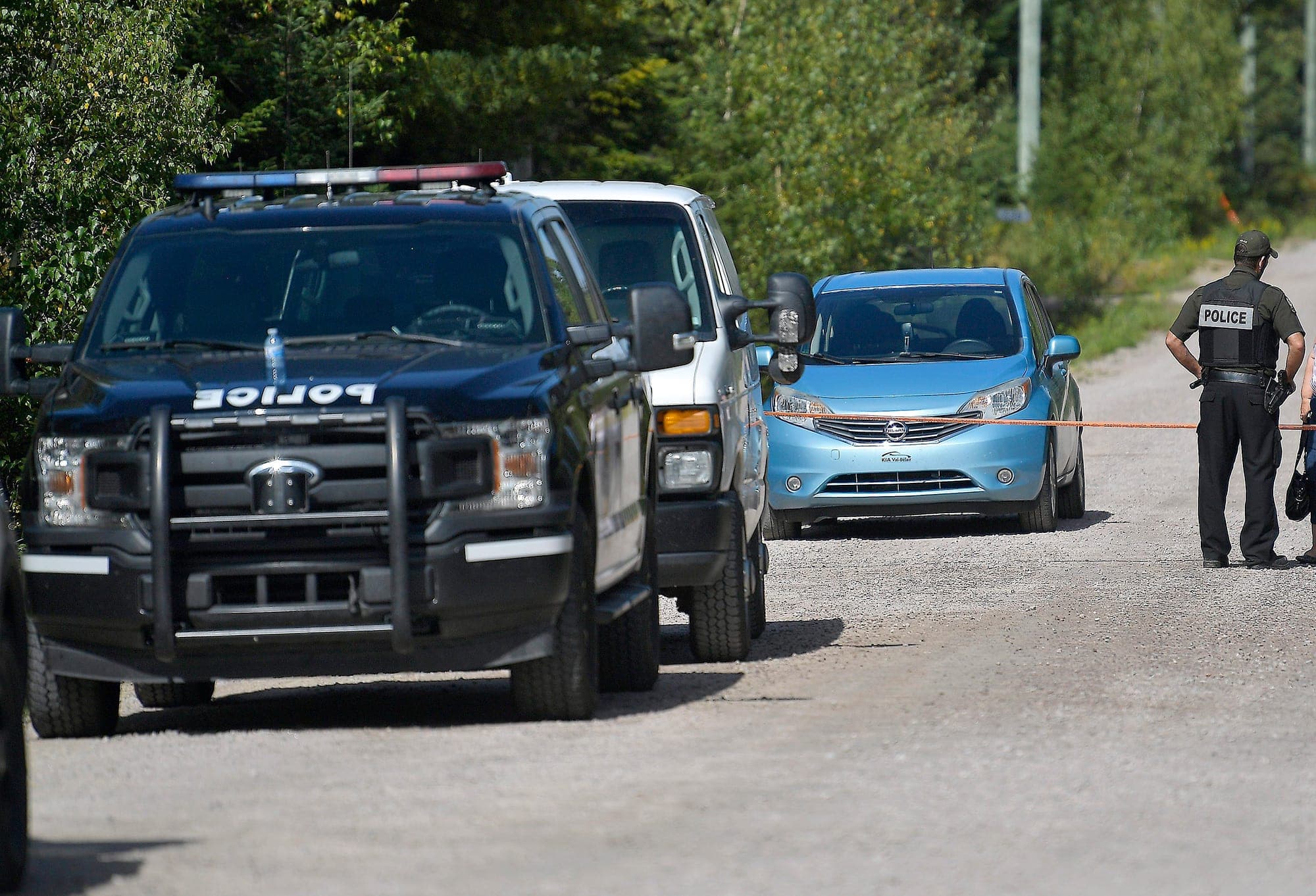 Au lendemain du meurtre, les policiers de la Sûreté du Québec étaient toujours dans le secteur pour tenter de recueillir des informations.