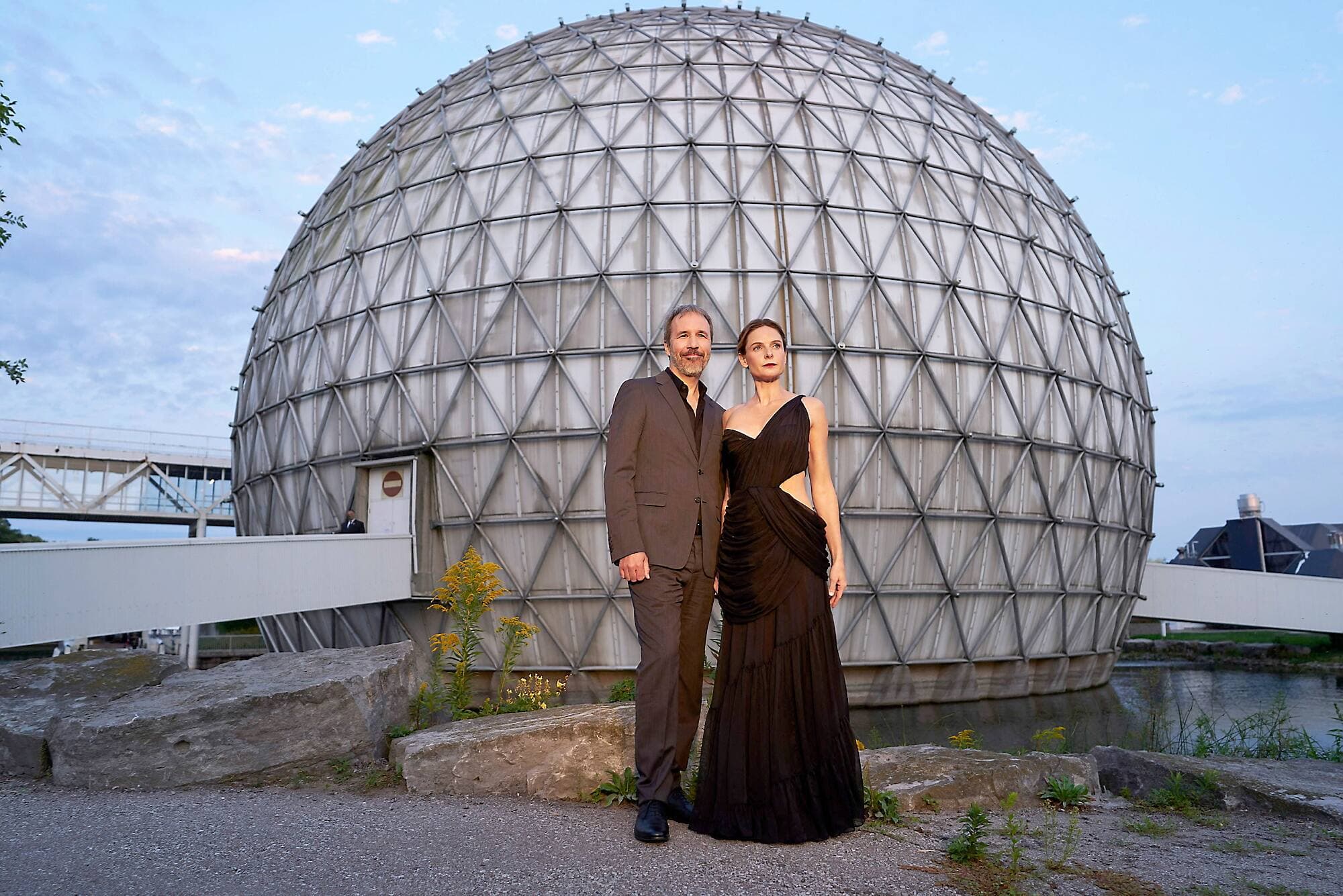 Le réalisateur québécois Denis Villeneuve et l’actrice suédoise Rebecca Ferguson lors d’une séance photo, samedi, dans le cadre de la première nord-américaine du film Dune au Festival international du film de Toronto.
