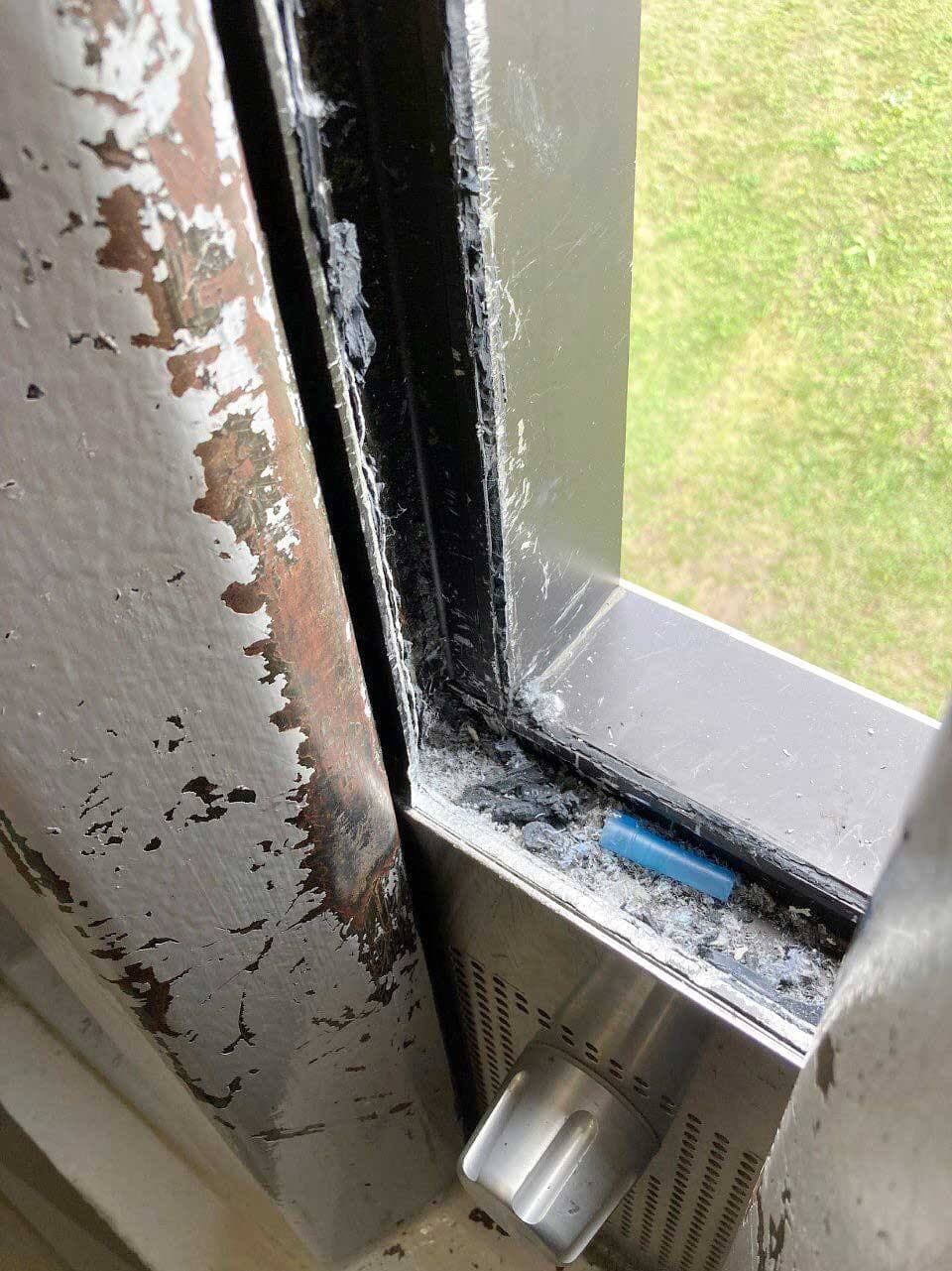 Ce poing américain, une arme illégale au Canada, est aussi arrivé par les airs.