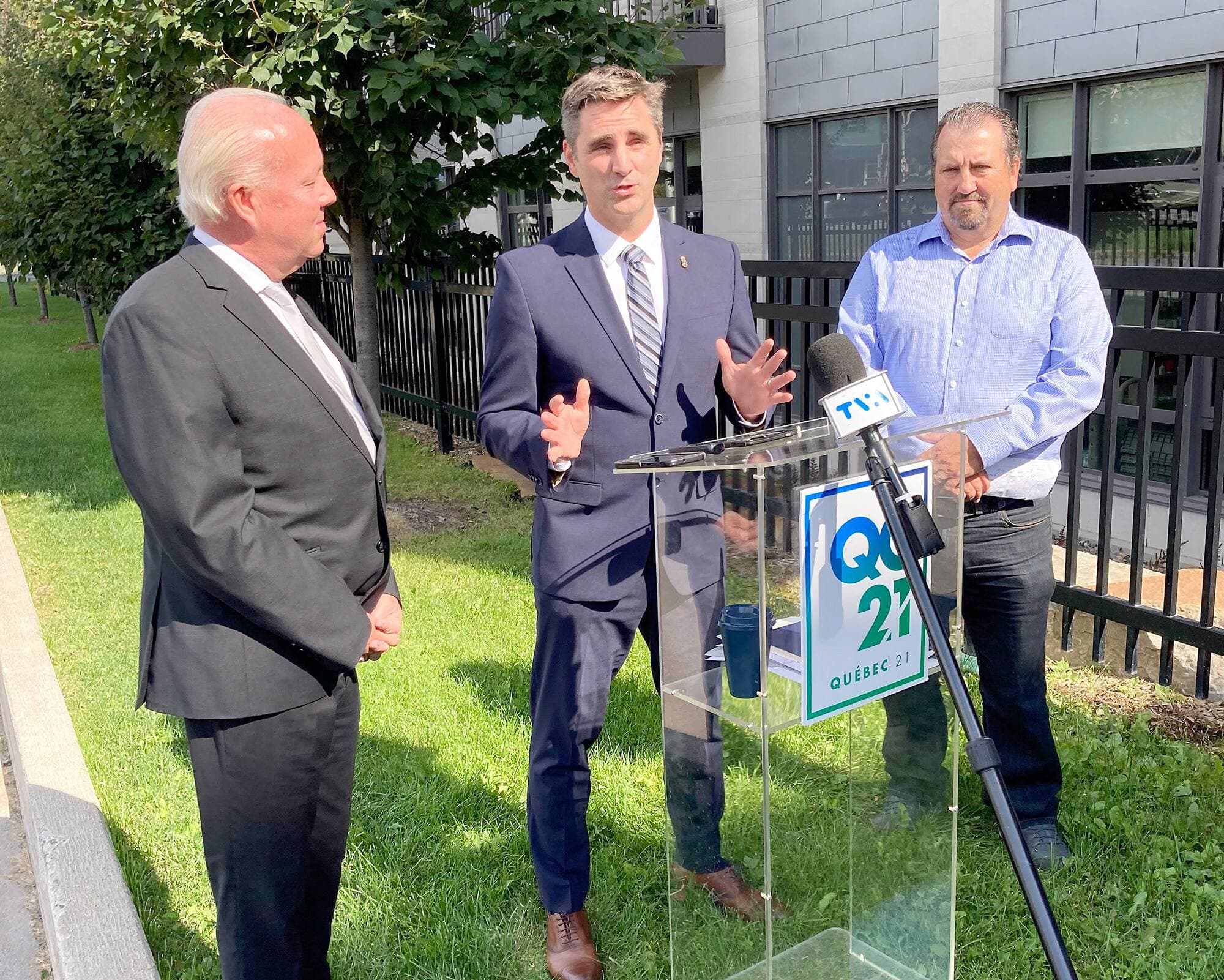 Le chef de Québec 21, Jean-François Gosselin, et son candidat dans Saint-Louis–Sillery, Claude Duplessis