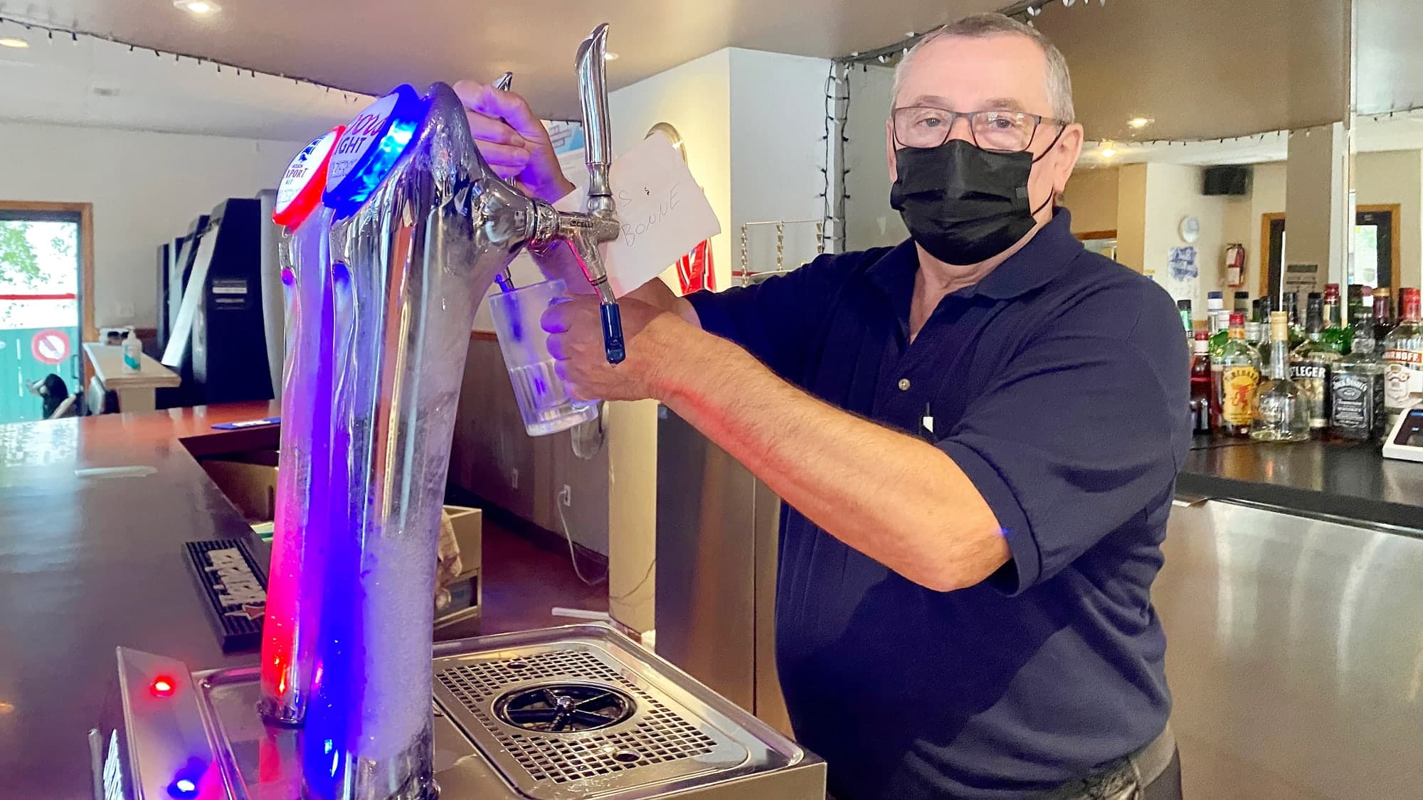 Michel Juteau, barman à la Taverne Ontario dans Hochelaga-Maisonneuve, craint de voir encore moins de clients dans les prochains jours.