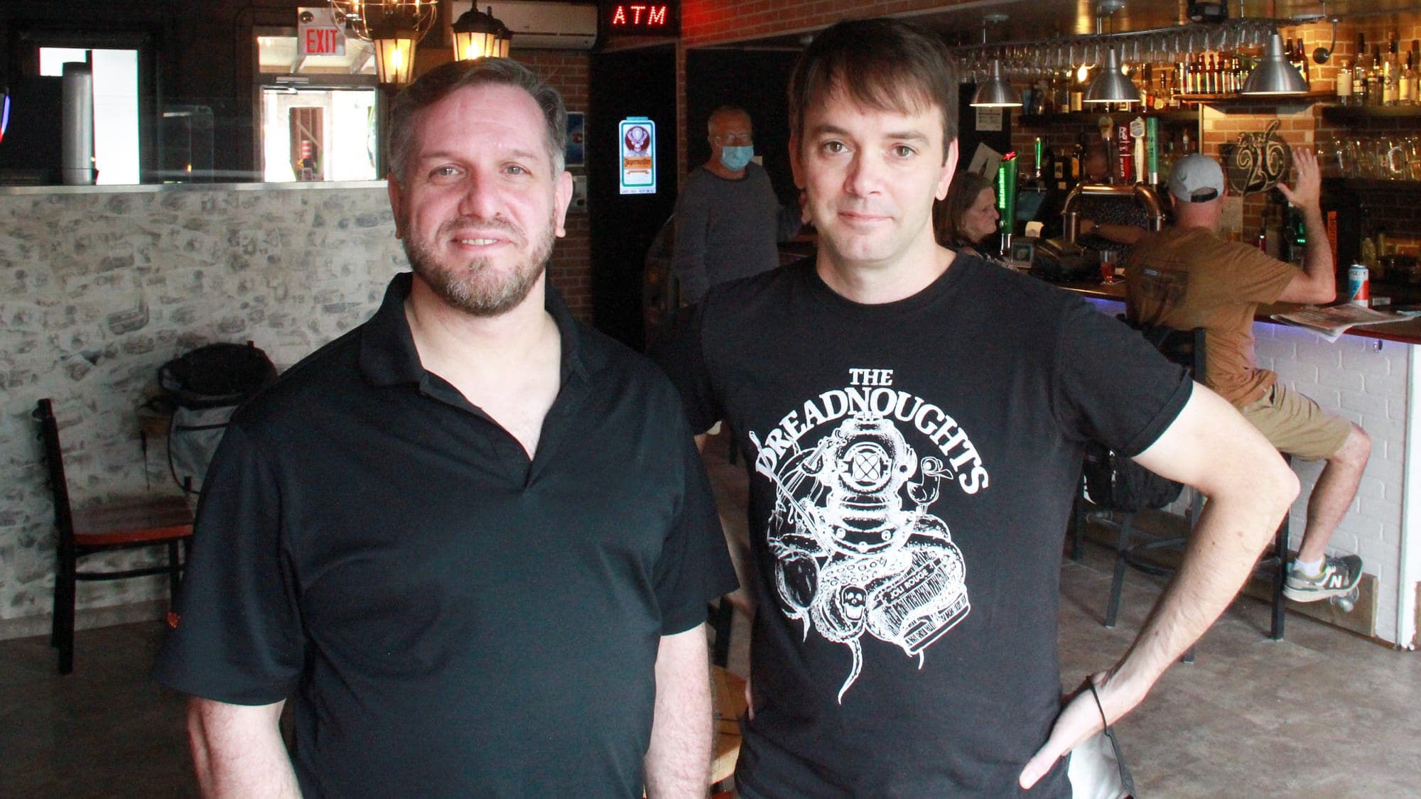 Mike Sicuso et Richard Jannelle, copropriétaires du Bar le 26 dans Villeray, demandent des assouplissements au gouvernement.