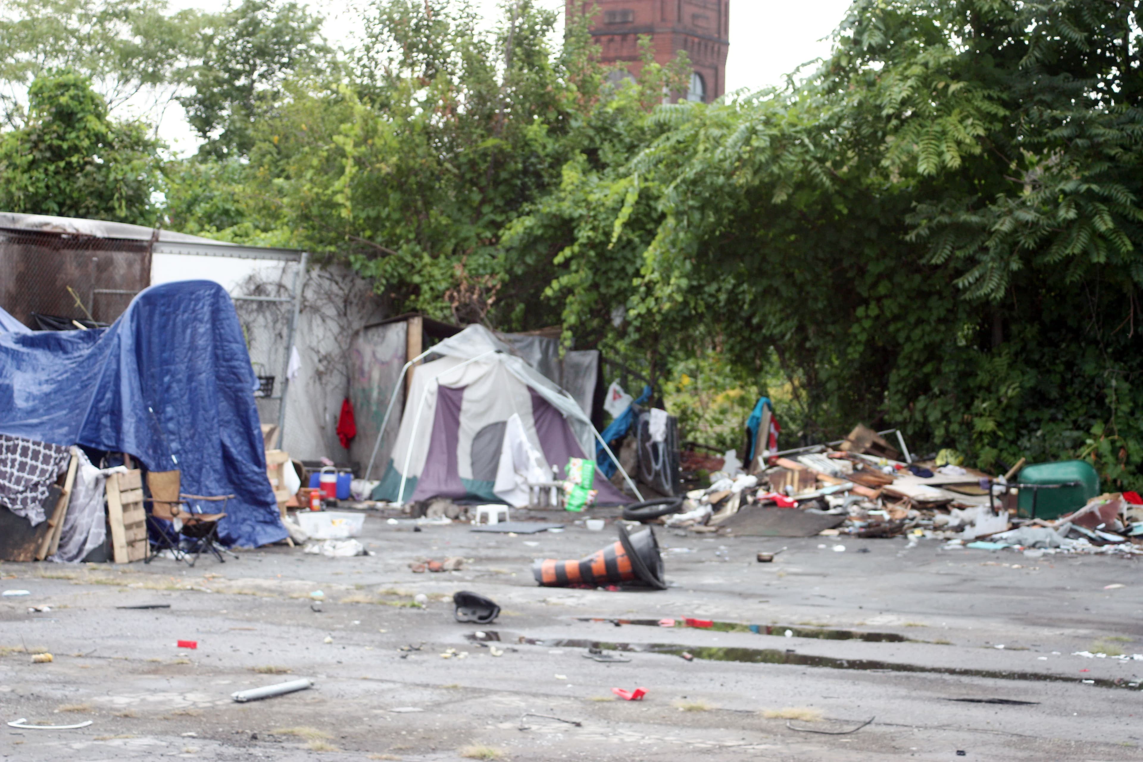 La ville d’Hamilton connaît une des pires crises du logement au pays. Les tentes et les abris de fortune sont partout.