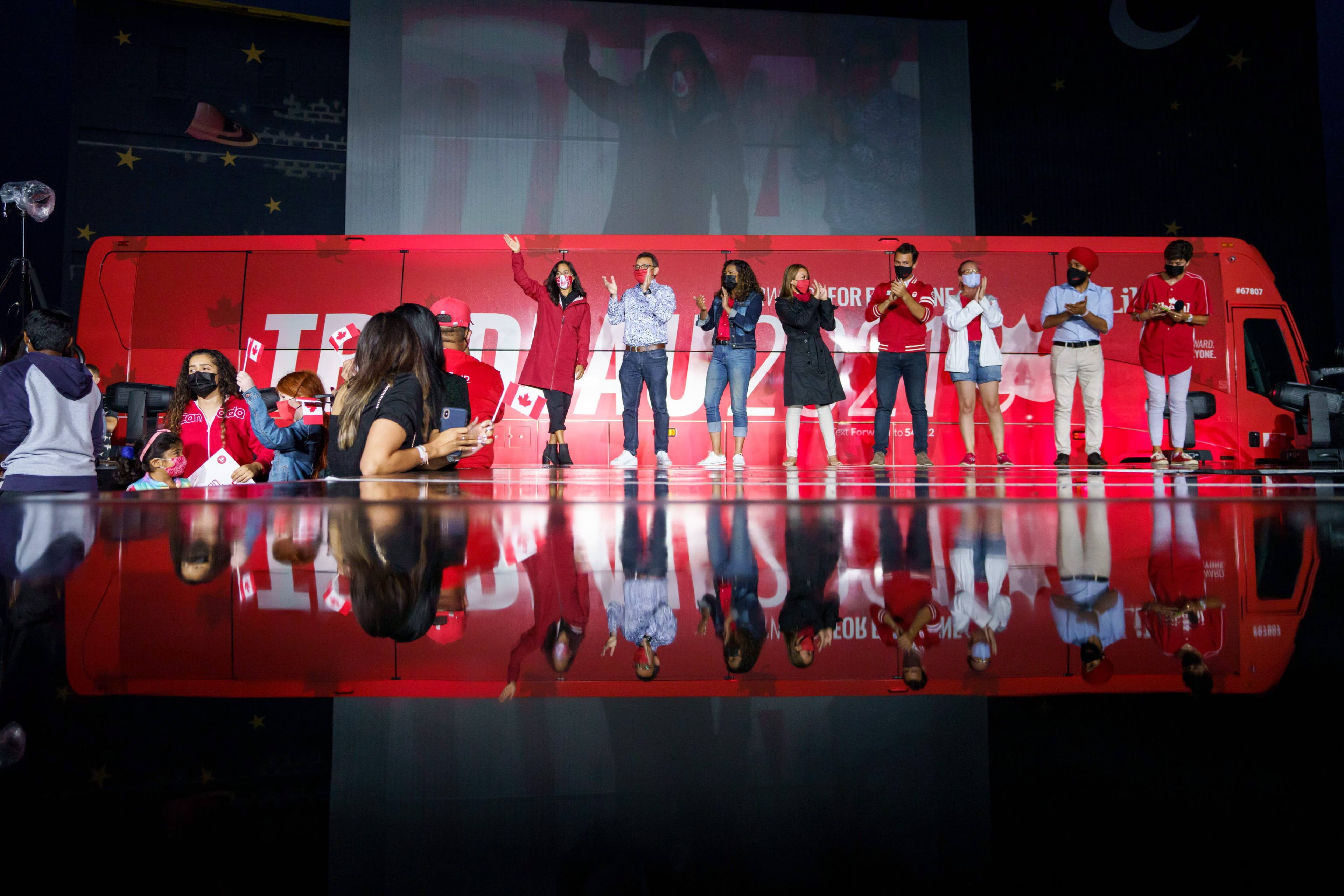 Sur la scène d’un ciné-parc d’Oakville, Anita Anand (première à gauche) a accueilli son chef, Justin Trudeau, venu encourager les bénévoles libéraux qui mènent une lutte serrée en banlieue de Toronto.